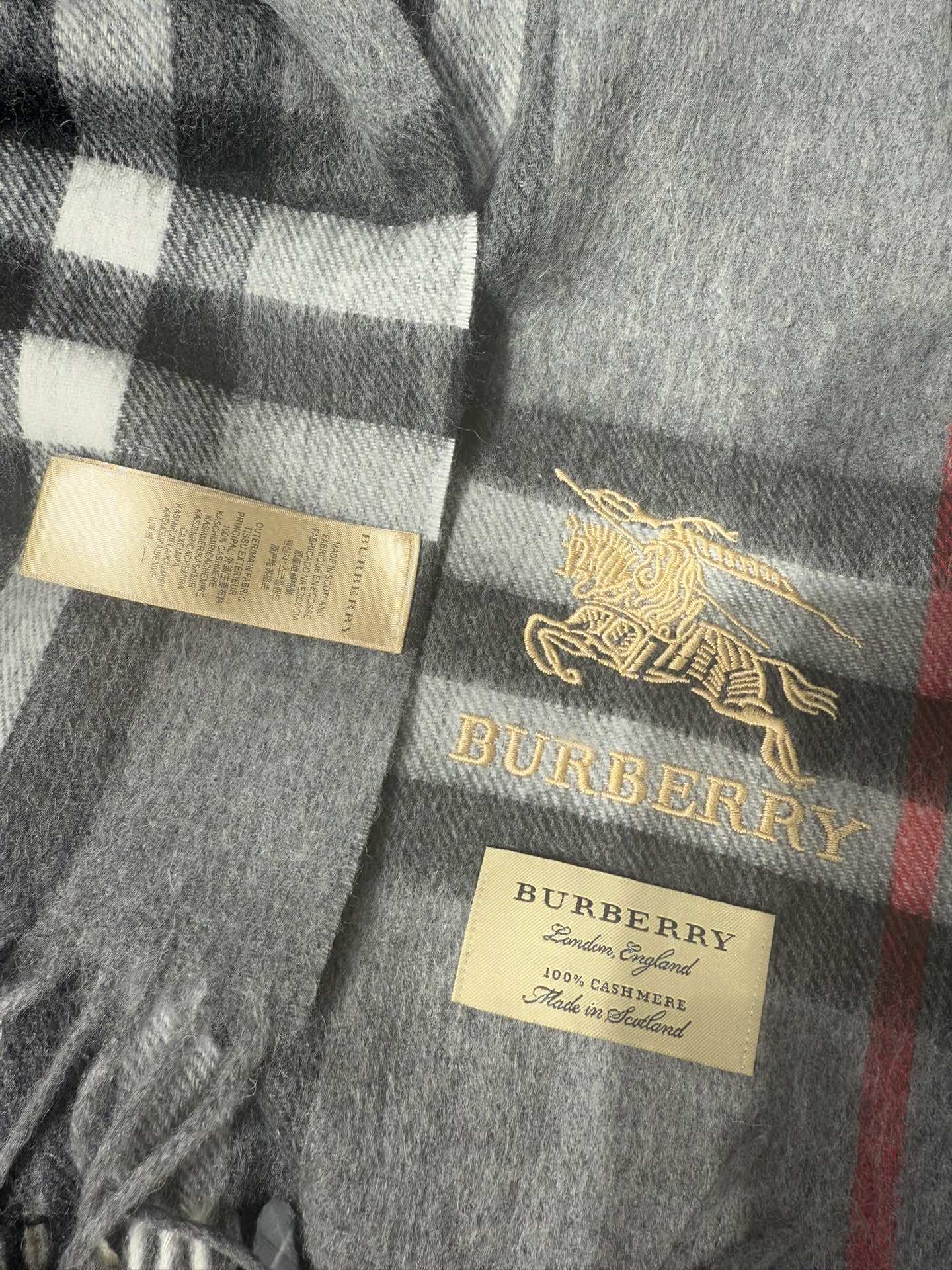 💟Burberry回馈款❗️这才叫真正的家属福利‼️B家这款羊恙绒的面料非常满意~手感真的好到不行‼️寒