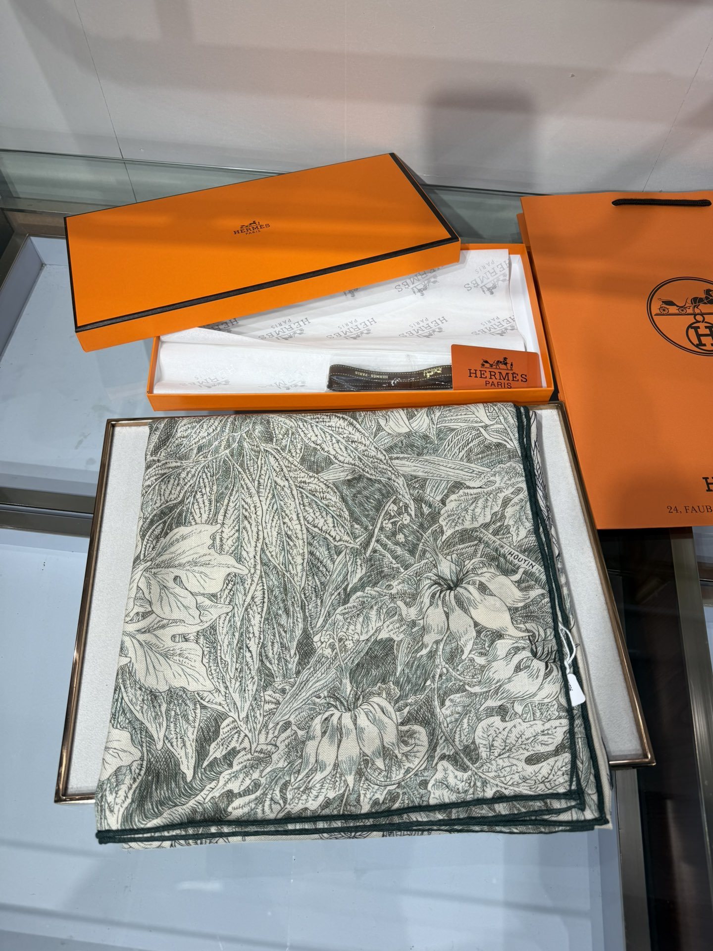 💟2025年秋冬抢先 上新💞【双面同色丝毛方巾】手工卷边山羊绒和真丝混纺披肩(70%山羊绒,30%桑蚕丝