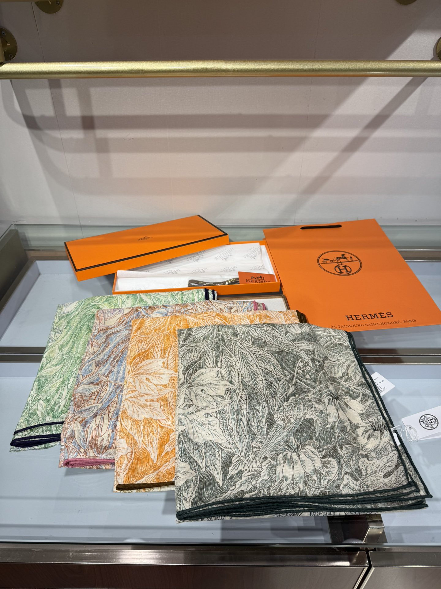 💟2025年秋冬抢先 上新💞【双面同色丝毛方巾】手工卷边山羊绒和真丝混纺披肩（70%山羊绒，30%桑蚕丝