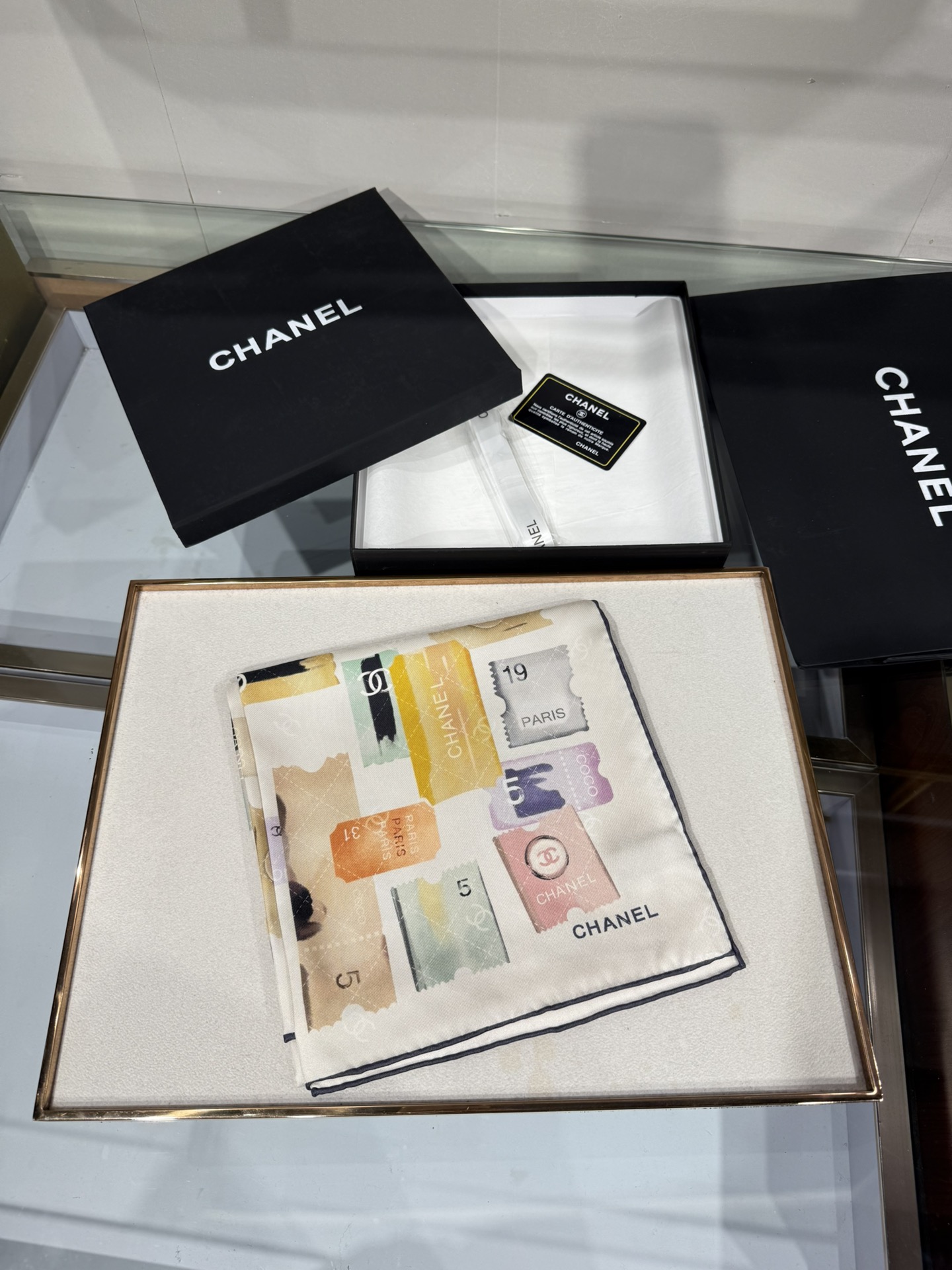 💟2025年春款 90真丝提花方巾 Chanel 大方巾的四种穿法分享裹胸、吊带、背心全部安排起来。夏季