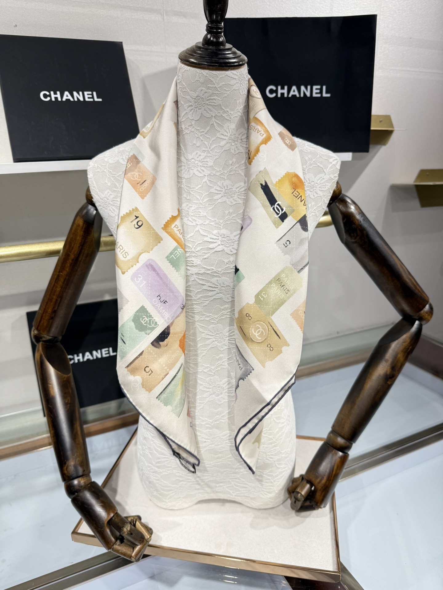 💟2025年春款 90真丝提花方巾 Chanel 大方巾的四种穿法分享裹胸、吊带、背心全部安排起来。夏季