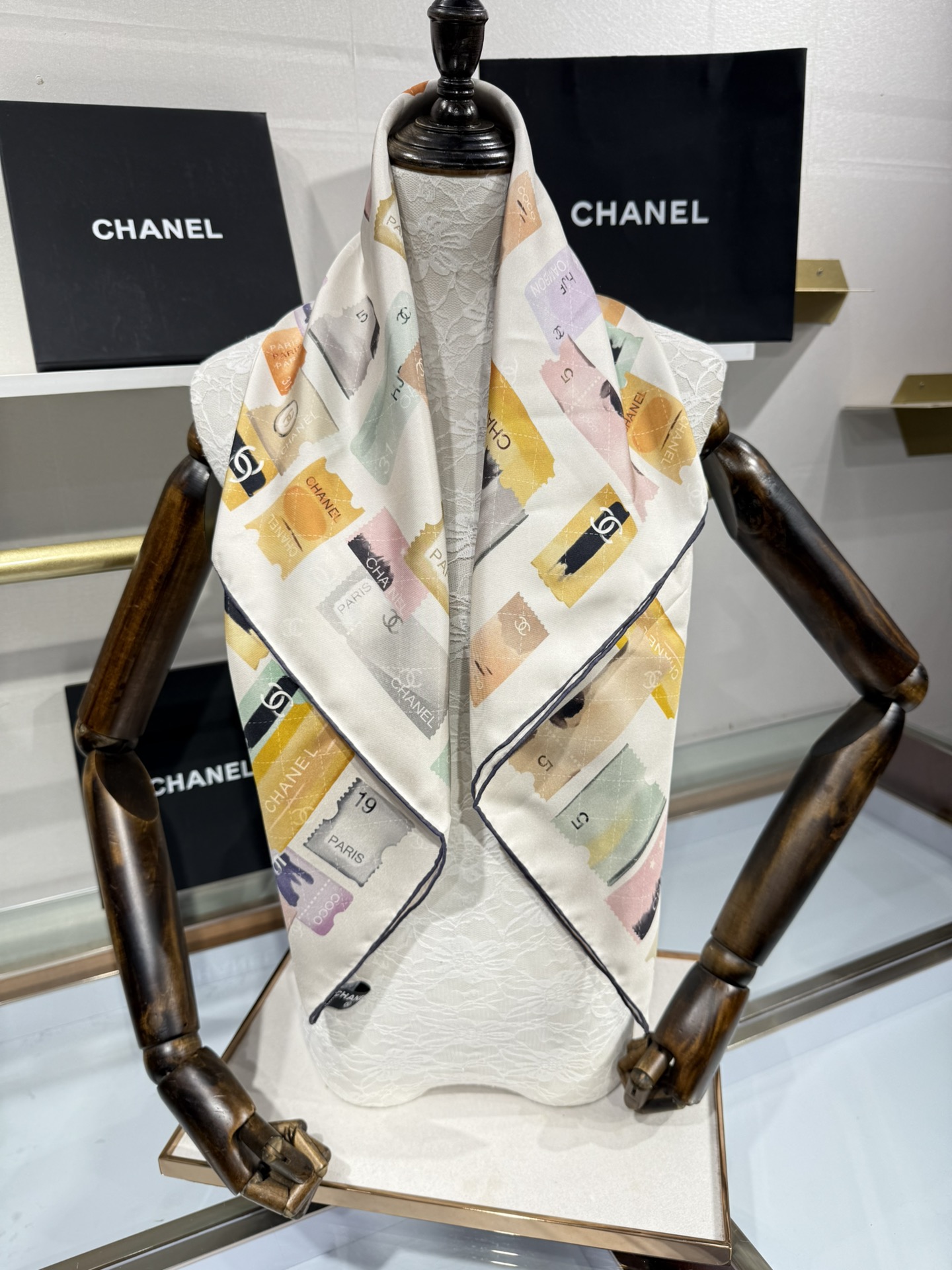 💟2025年春款 90真丝提花方巾 Chanel 大方巾的四种穿法分享裹胸、吊带、背心全部安排起来。夏季