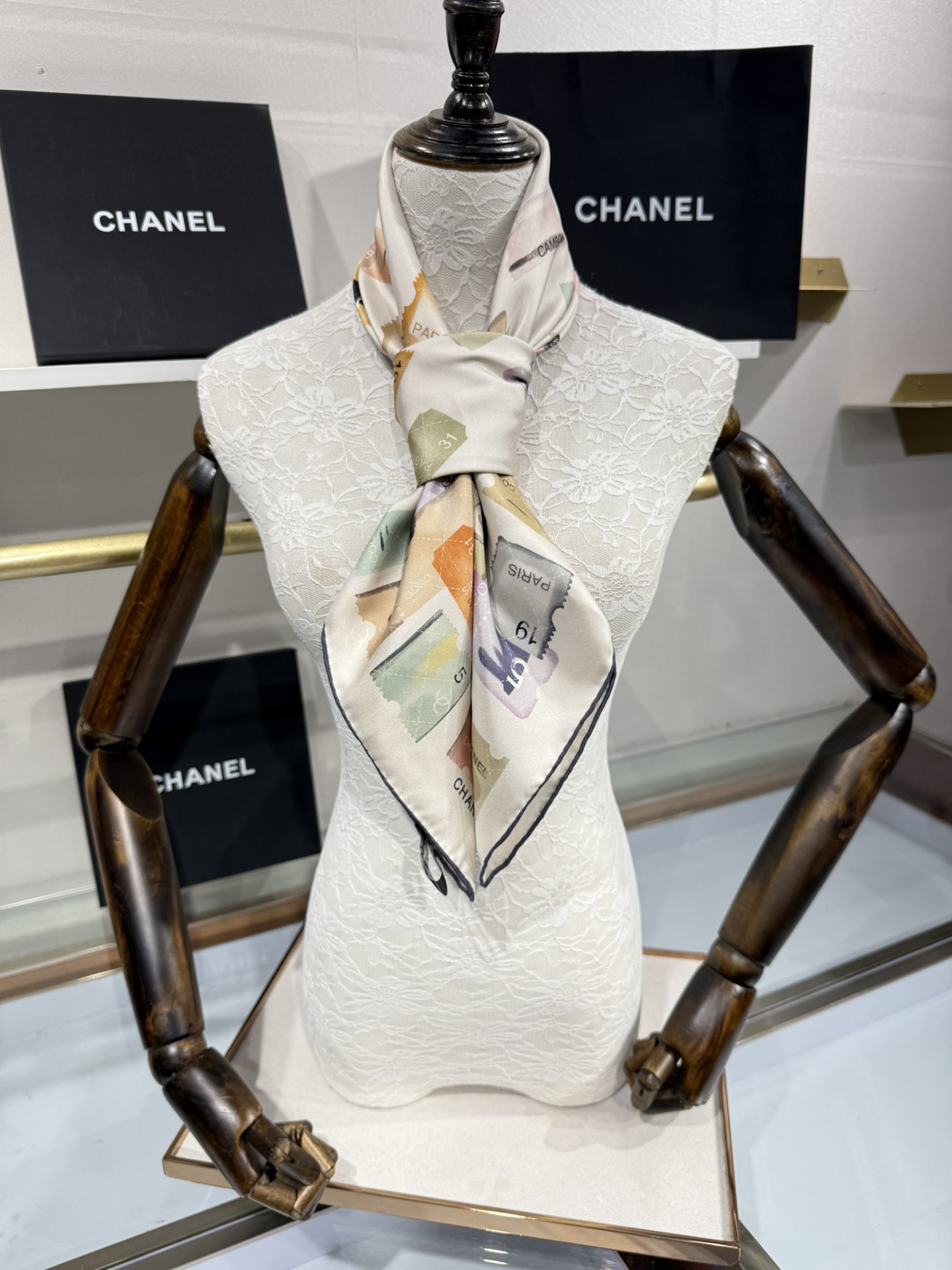 💟2025年春款 90真丝提花方巾 Chanel 大方巾的四种穿法分享裹胸、吊带、背心全部安排起来。夏季