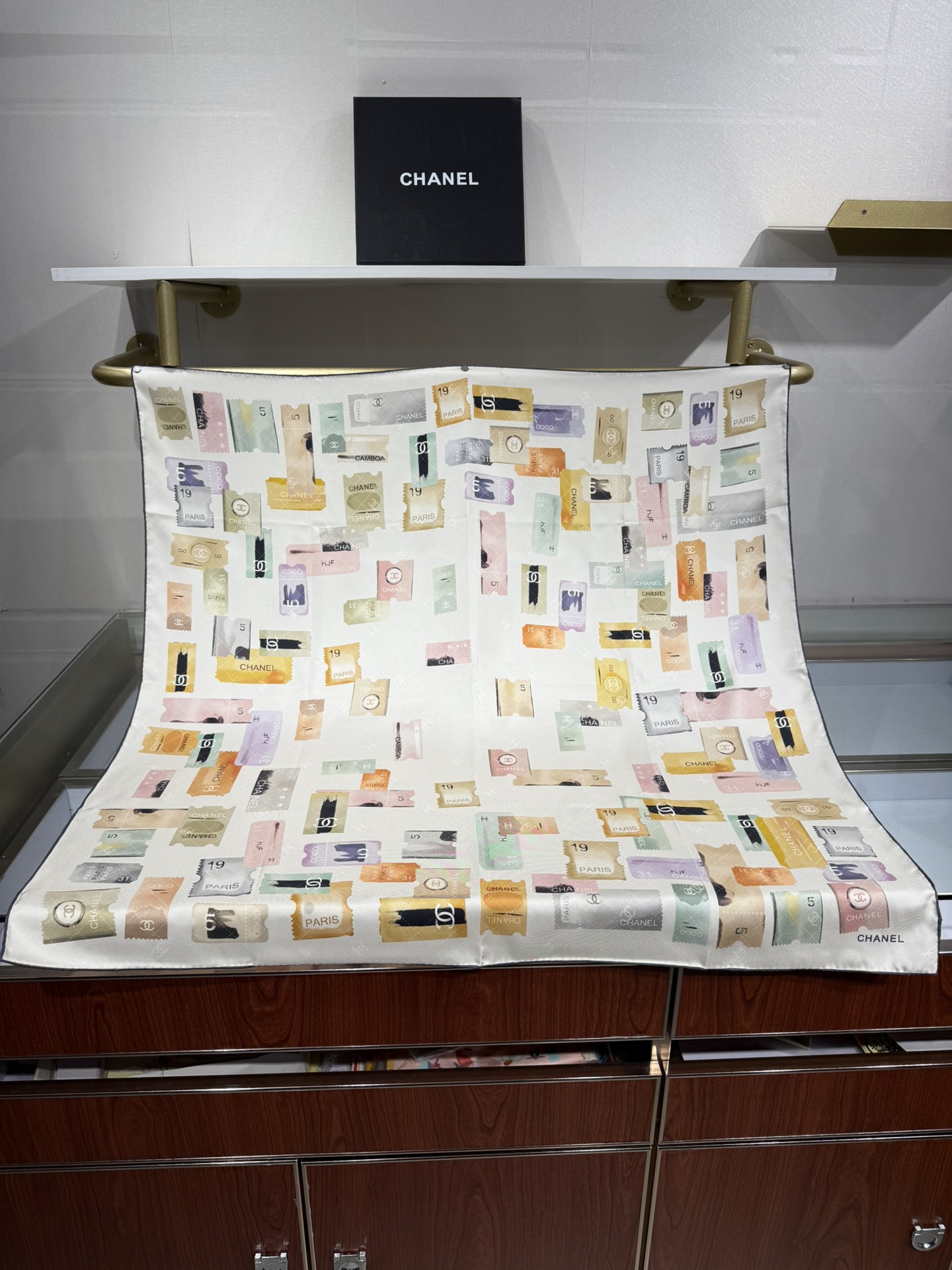 💟2025年春款 90真丝提花方巾 Chanel 大方巾的四种穿法分享裹胸、吊带、背心全部安排起来。夏季