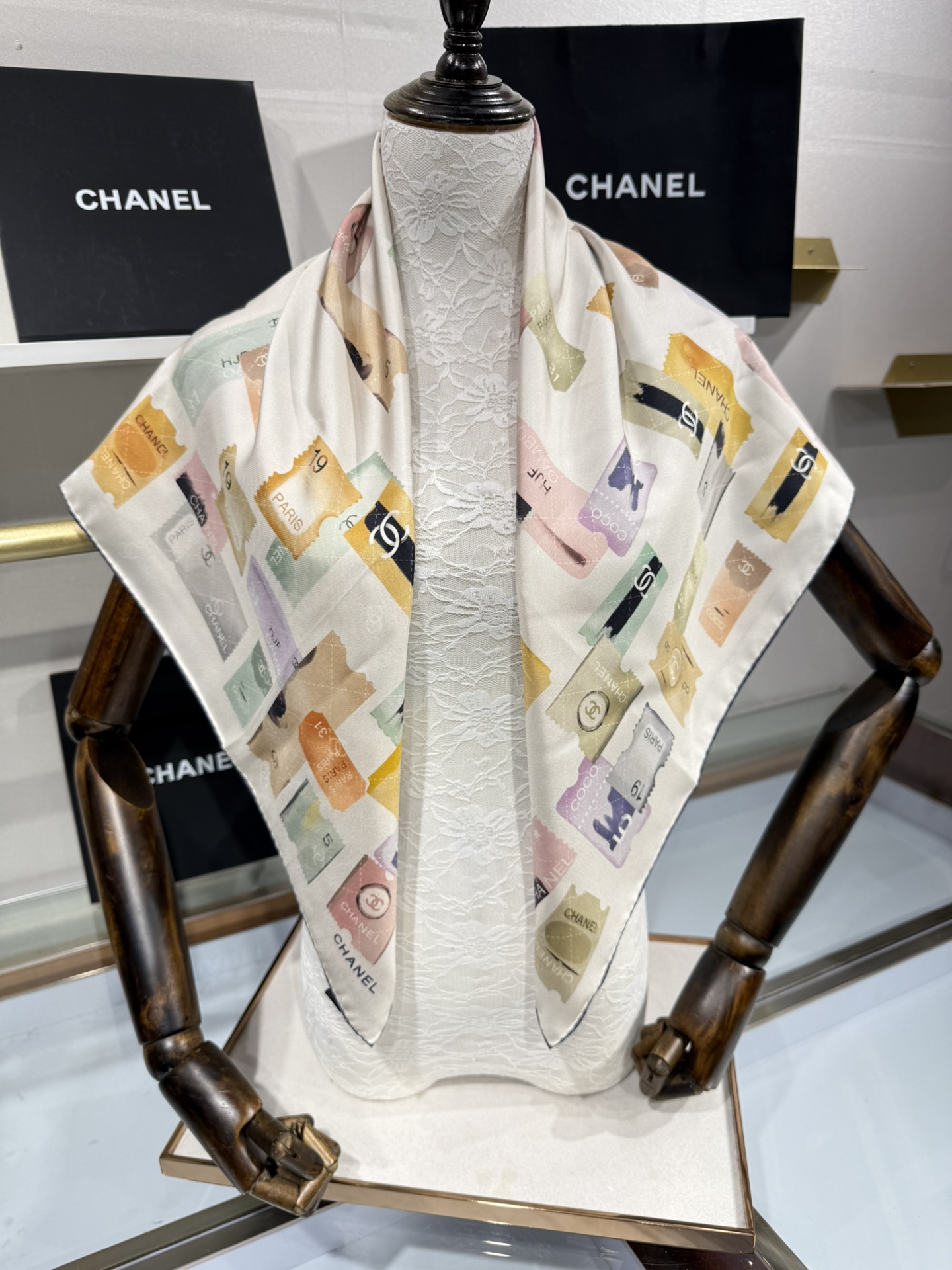 💟2025年春款 90真丝提花方巾 Chanel 大方巾的四种穿法分享裹胸、吊带、背心全部安排起来。夏季