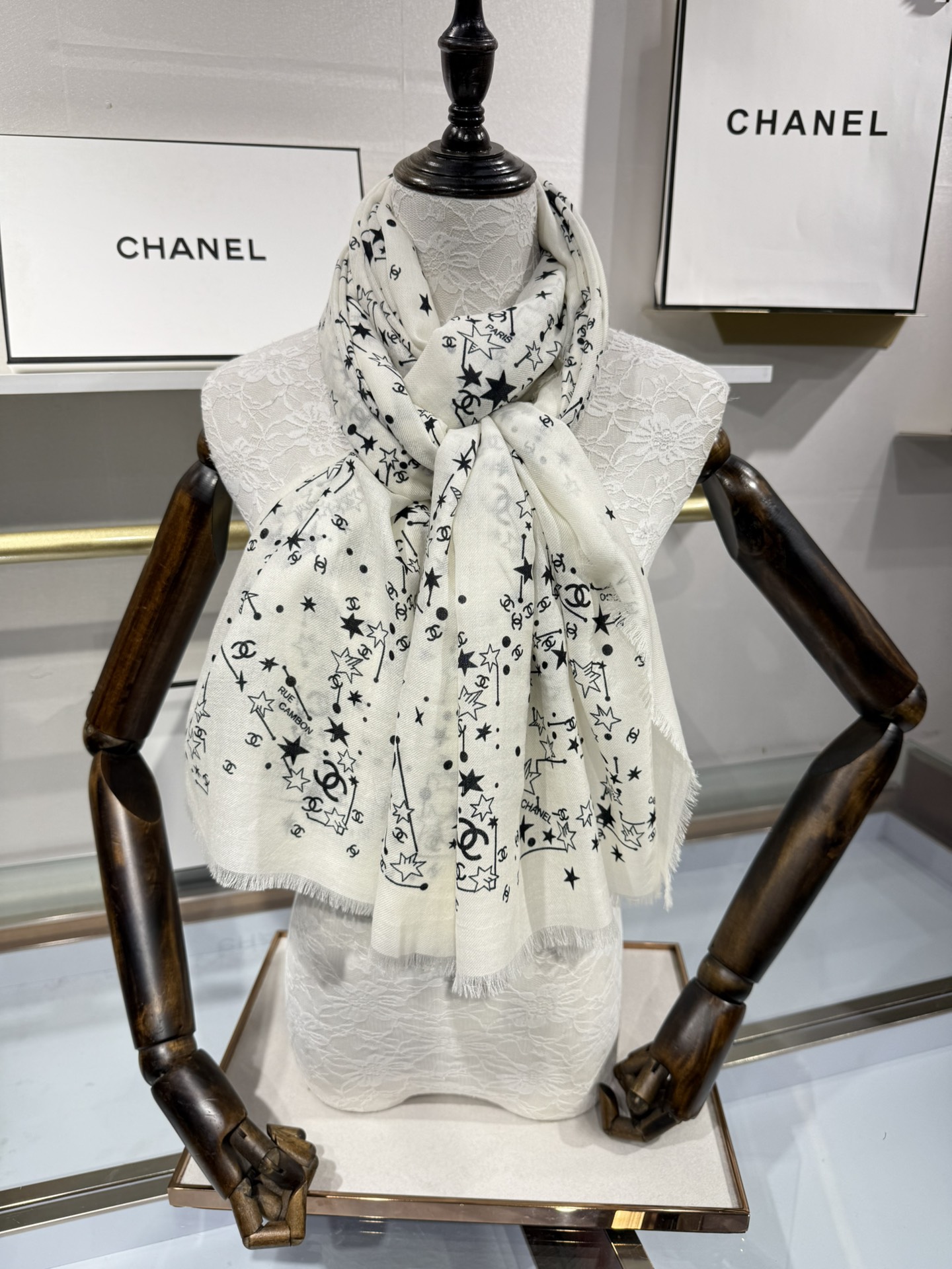 💟CHANEL香奈儿经典元素设计优雅大方，绕在颈间超级完美💋💋简直人间的尤物😍 专柜品质玫瑰长巾100*