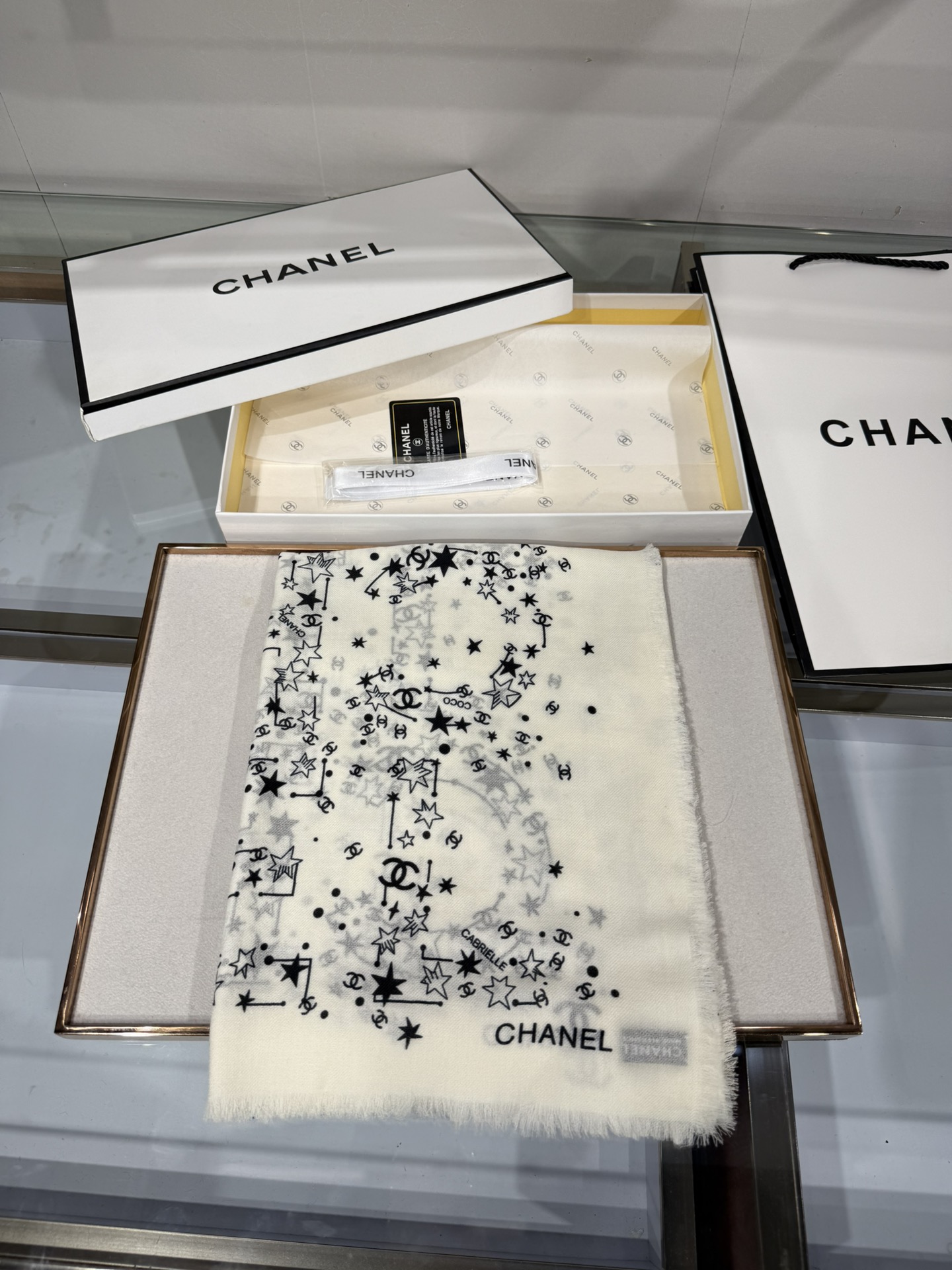 💟CHANEL香奈儿经典元素设计优雅大方，绕在颈间超级完美💋💋简直人间的尤物😍 专柜品质玫瑰长巾100*