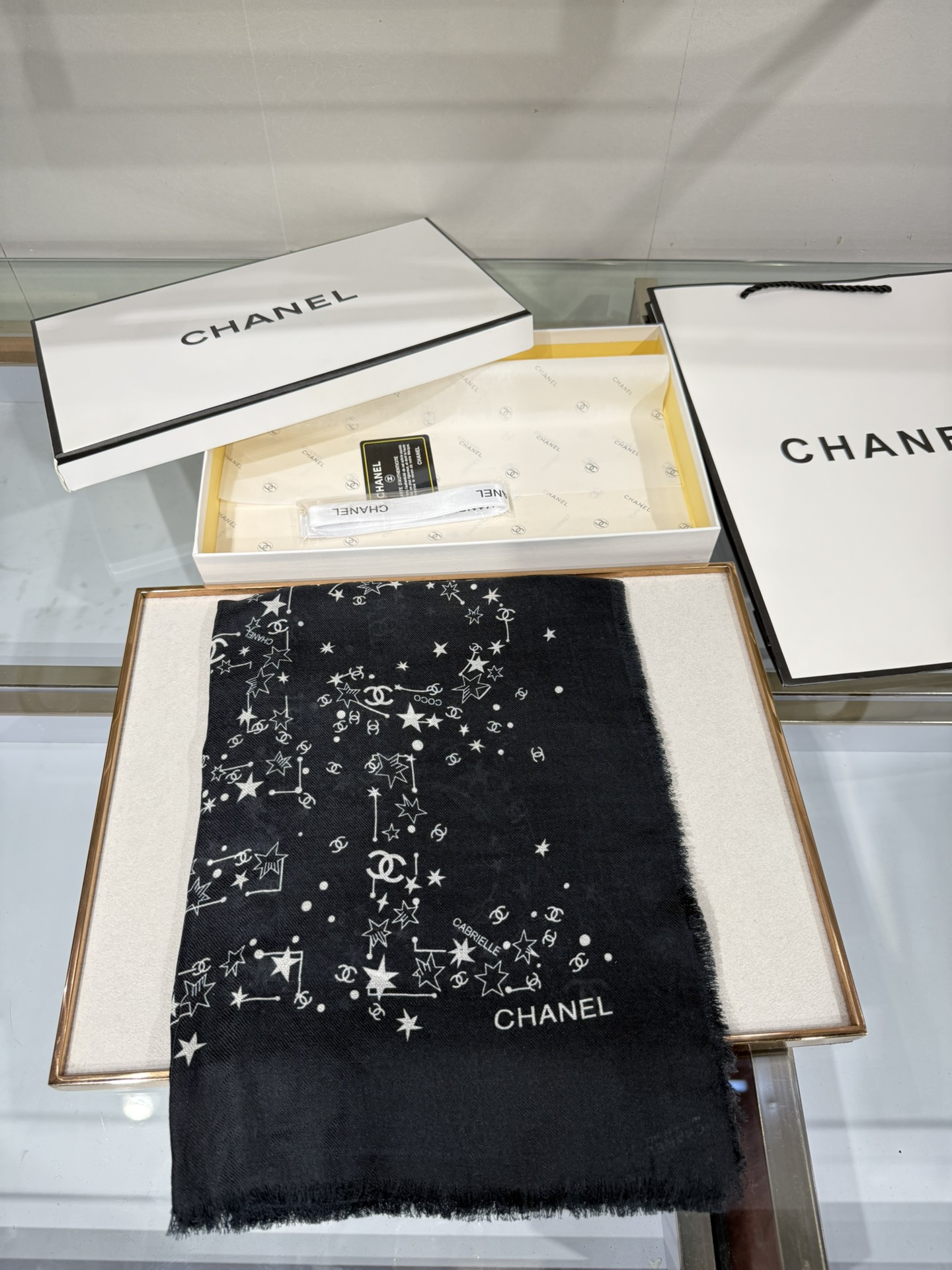 💟CHANEL香奈儿经典元素设计优雅大方，绕在颈间超级完美💋💋简直人间的尤物😍 专柜品质玫瑰长巾100*
