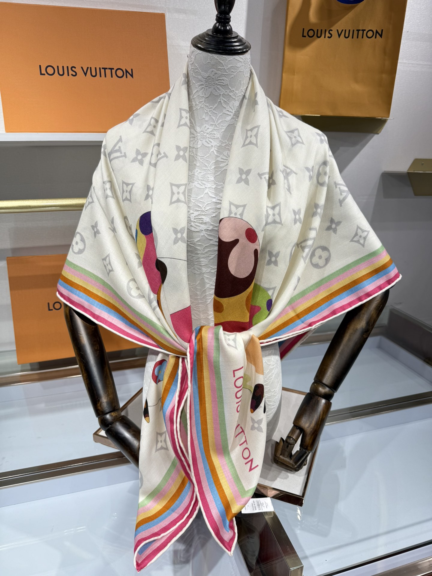 💟2025秋冬款上新L驴家专柜最新款‼️。爆款哦 😘💍实物真心美 🎀披肩配以印花💓💃🏻无论设计喷绘都是非
