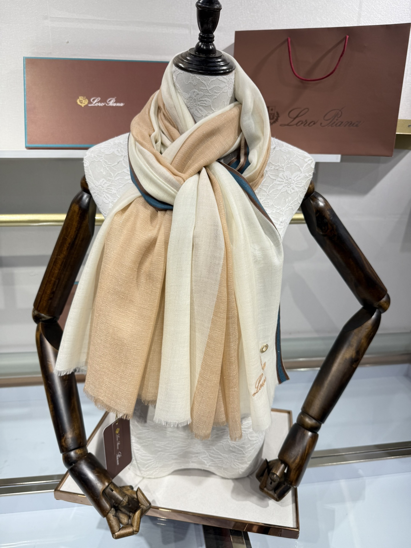 💟2025年 Loro Piana LP 最新独家供应十年二十年都不过时！也只有LP羊绒围巾能把这么看似