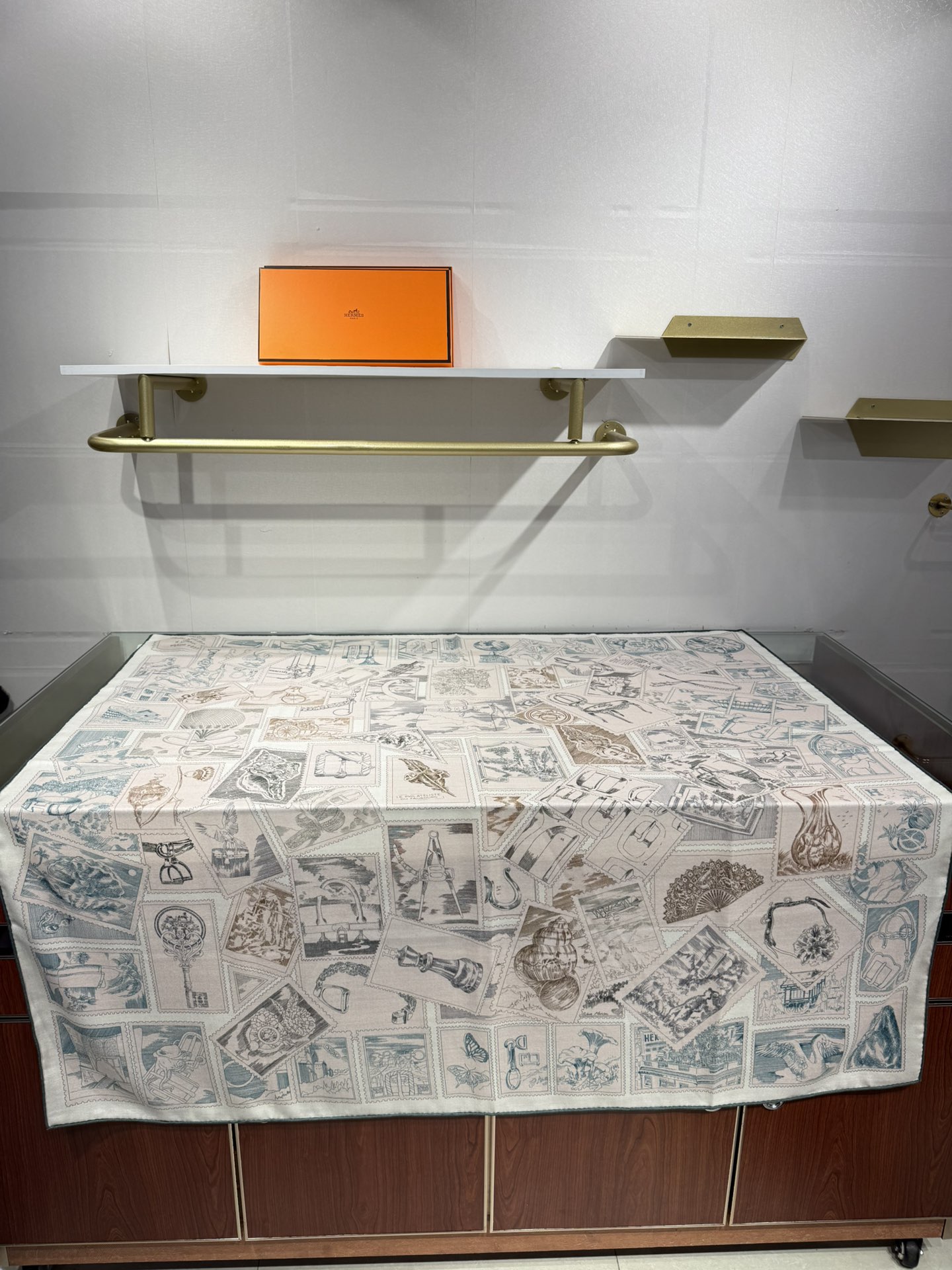 💟2025年秋冬抢先 上新💞【双面同色丝毛方巾】手工卷边山羊绒和真丝混纺披肩（70%山羊绒，30%桑蚕丝