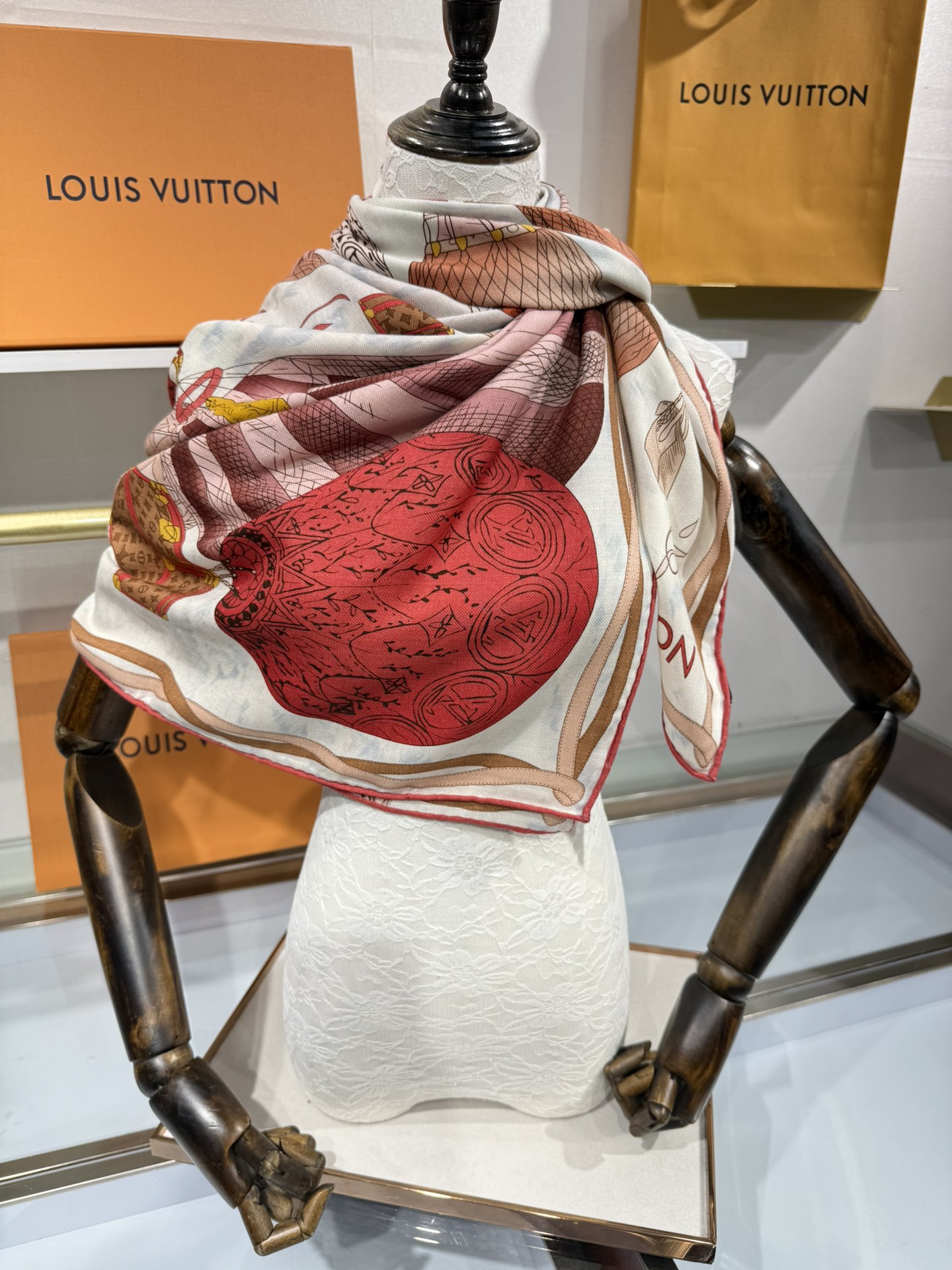 💟2025春款上新L驴家专柜最新款‼️。爆款哦 😘💍实物真心美 🎀披肩配以印花💓💃🏻无论设计喷绘都是非常