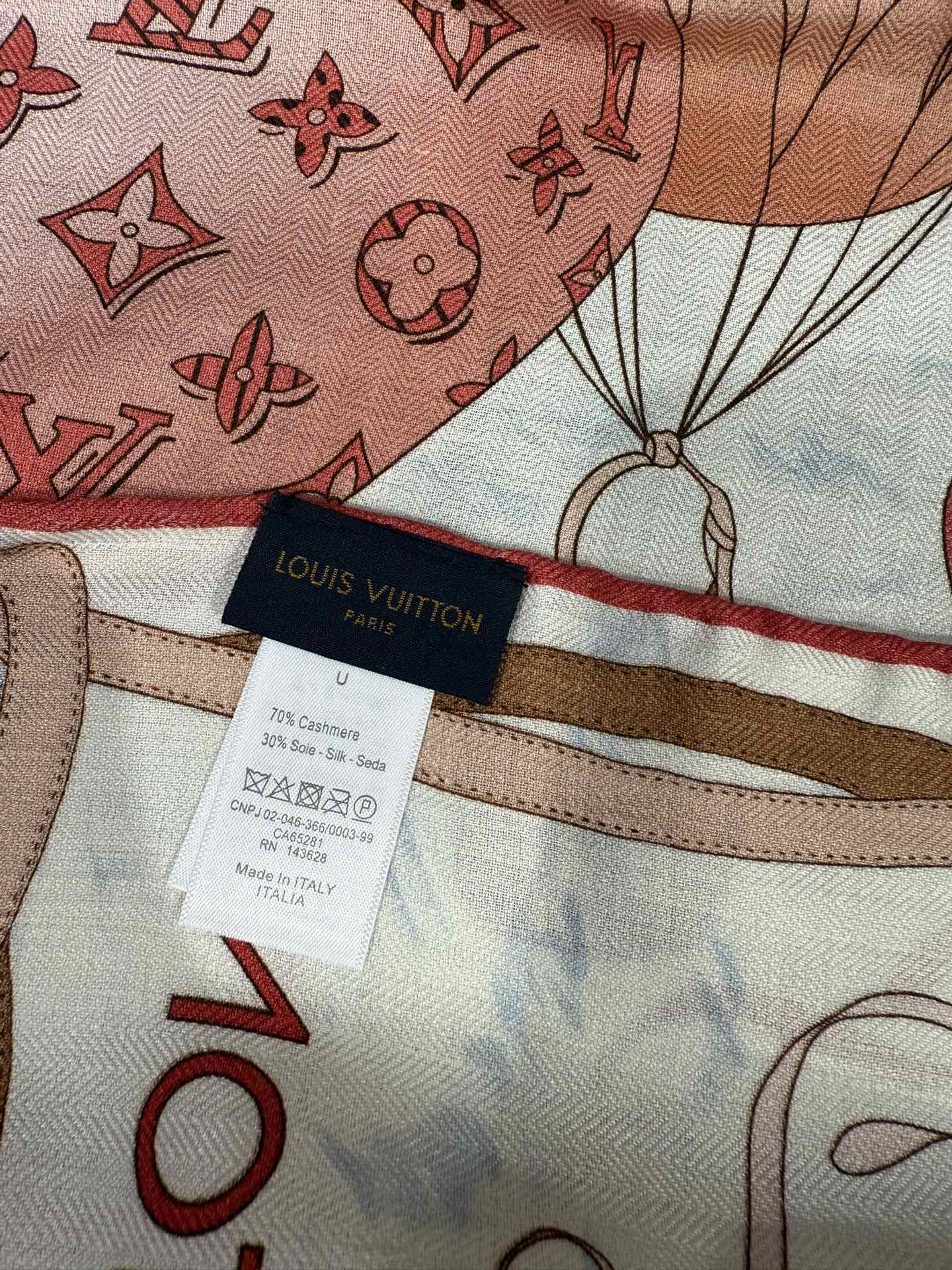 💟2025春款上新L驴家专柜最新款‼️。爆款哦 😘💍实物真心美 🎀披肩配以印花💓💃🏻无论设计喷绘都是非常