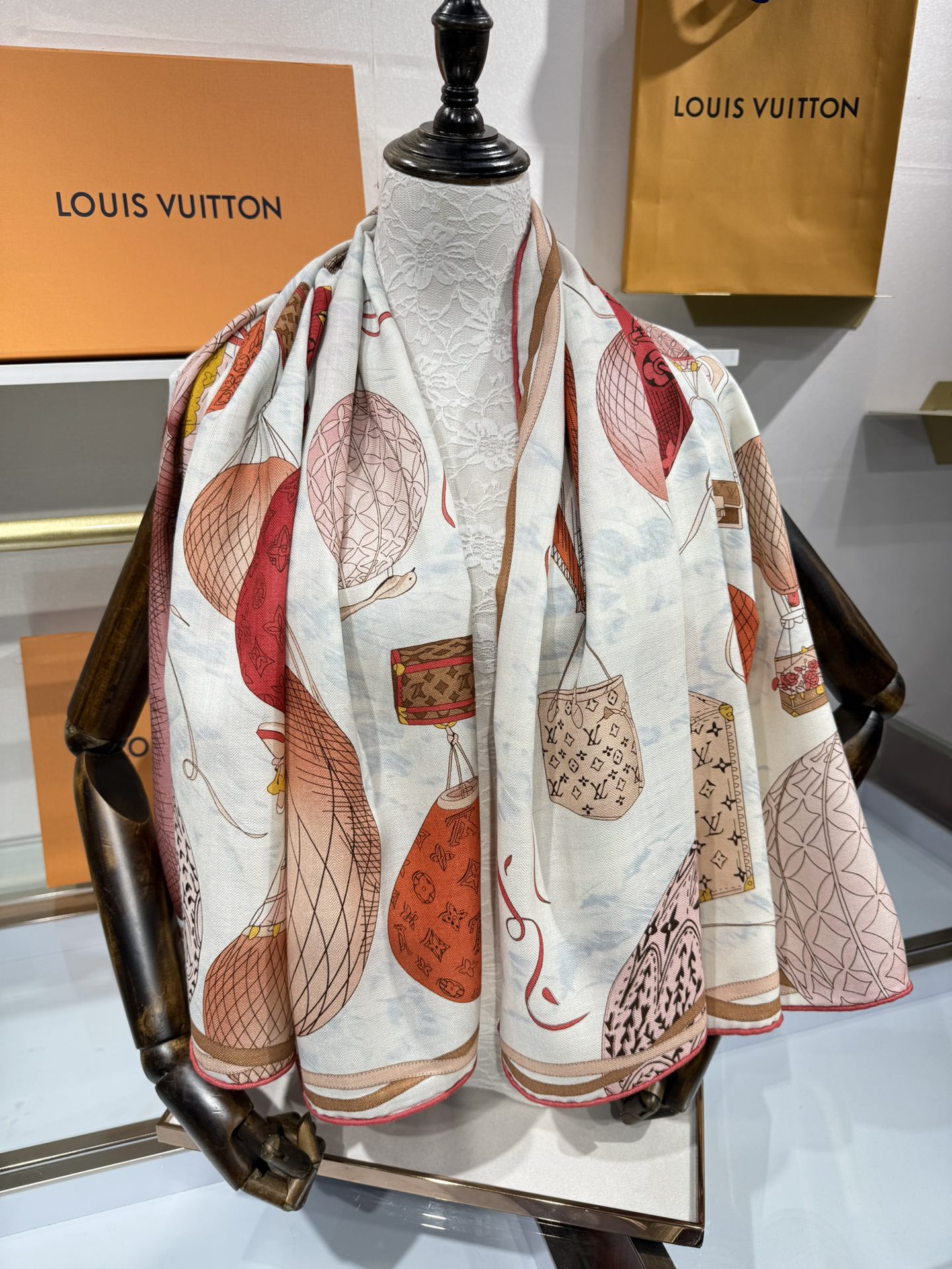 💟2025春款上新L驴家专柜最新款‼️。爆款哦 😘💍实物真心美 🎀披肩配以印花💓💃🏻无论设计喷绘都是非常