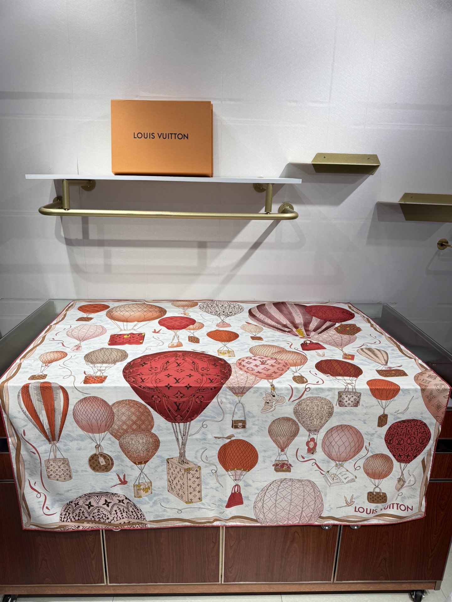 💟2025春款上新L驴家专柜最新款‼️。爆款哦 😘💍实物真心美 🎀披肩配以印花💓💃🏻无论设计喷绘都是非常