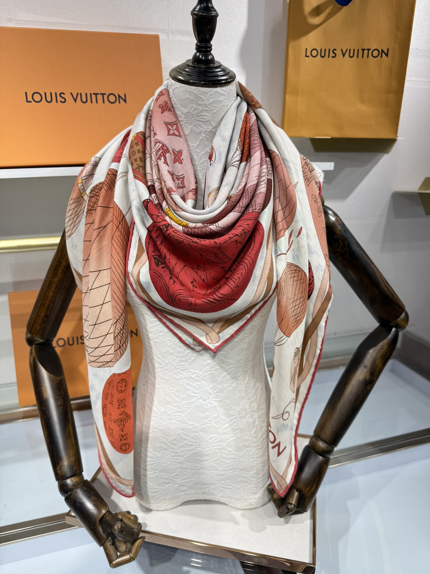 💟2025春款上新L驴家专柜最新款‼️。爆款哦 😘💍实物真心美 🎀披肩配以印花💓💃🏻无论设计喷绘都是非常