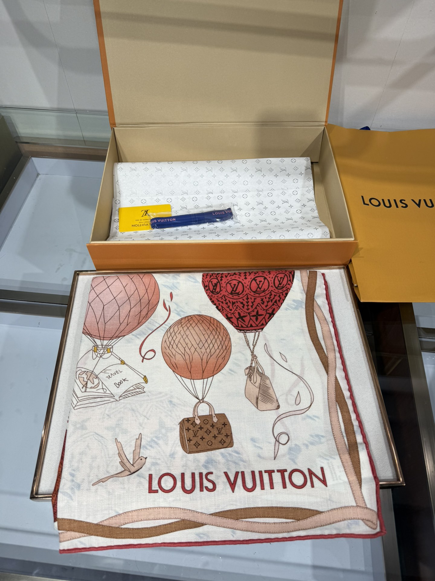 💟2025春款上新L驴家专柜最新款‼️。爆款哦 😘💍实物真心美 🎀披肩配以印花💓💃🏻无论设计喷绘都是非常