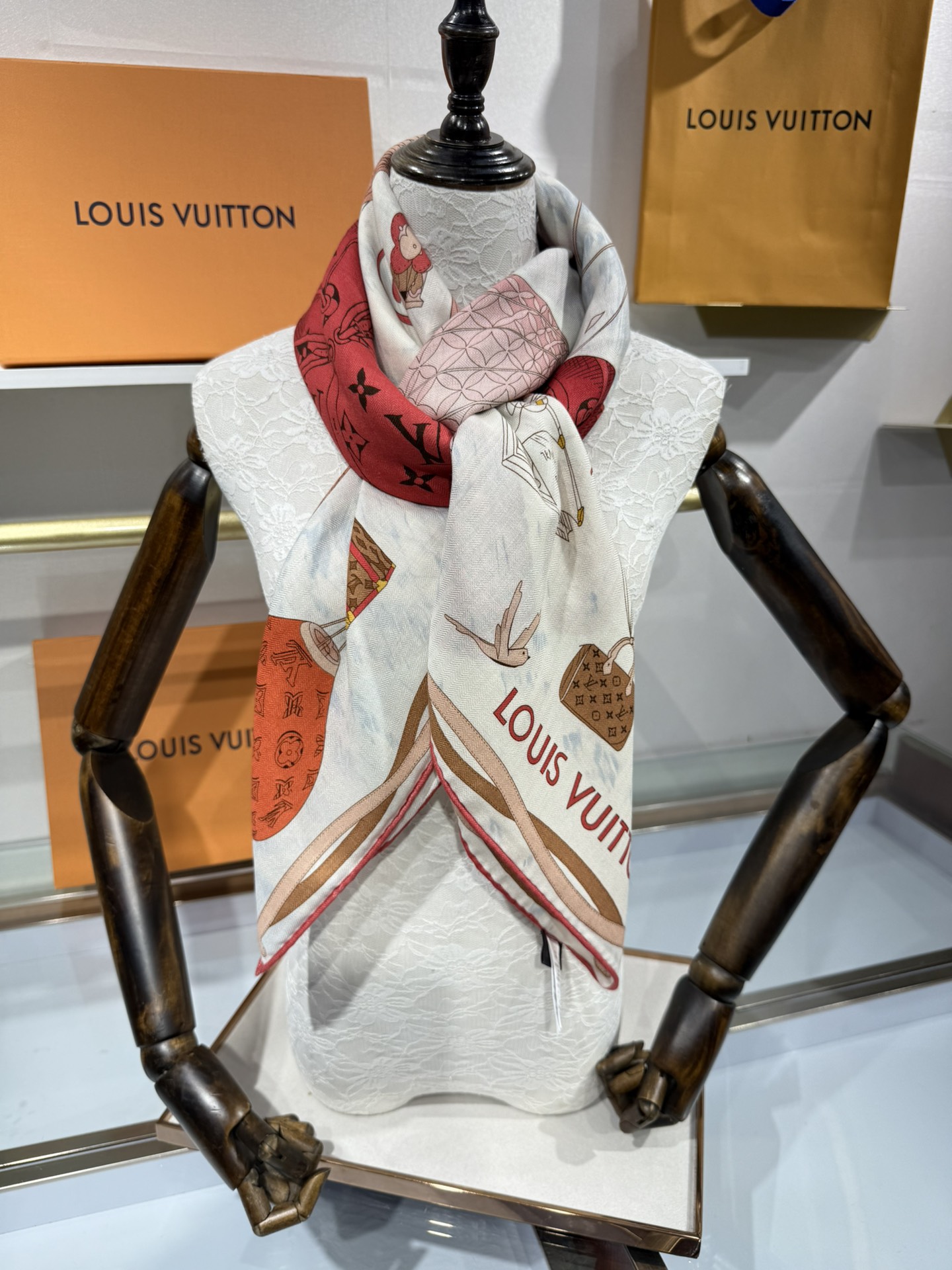 💟2025春款上新L驴家专柜最新款‼️。爆款哦 😘💍实物真心美 🎀披肩配以印花💓💃🏻无论设计喷绘都是非常