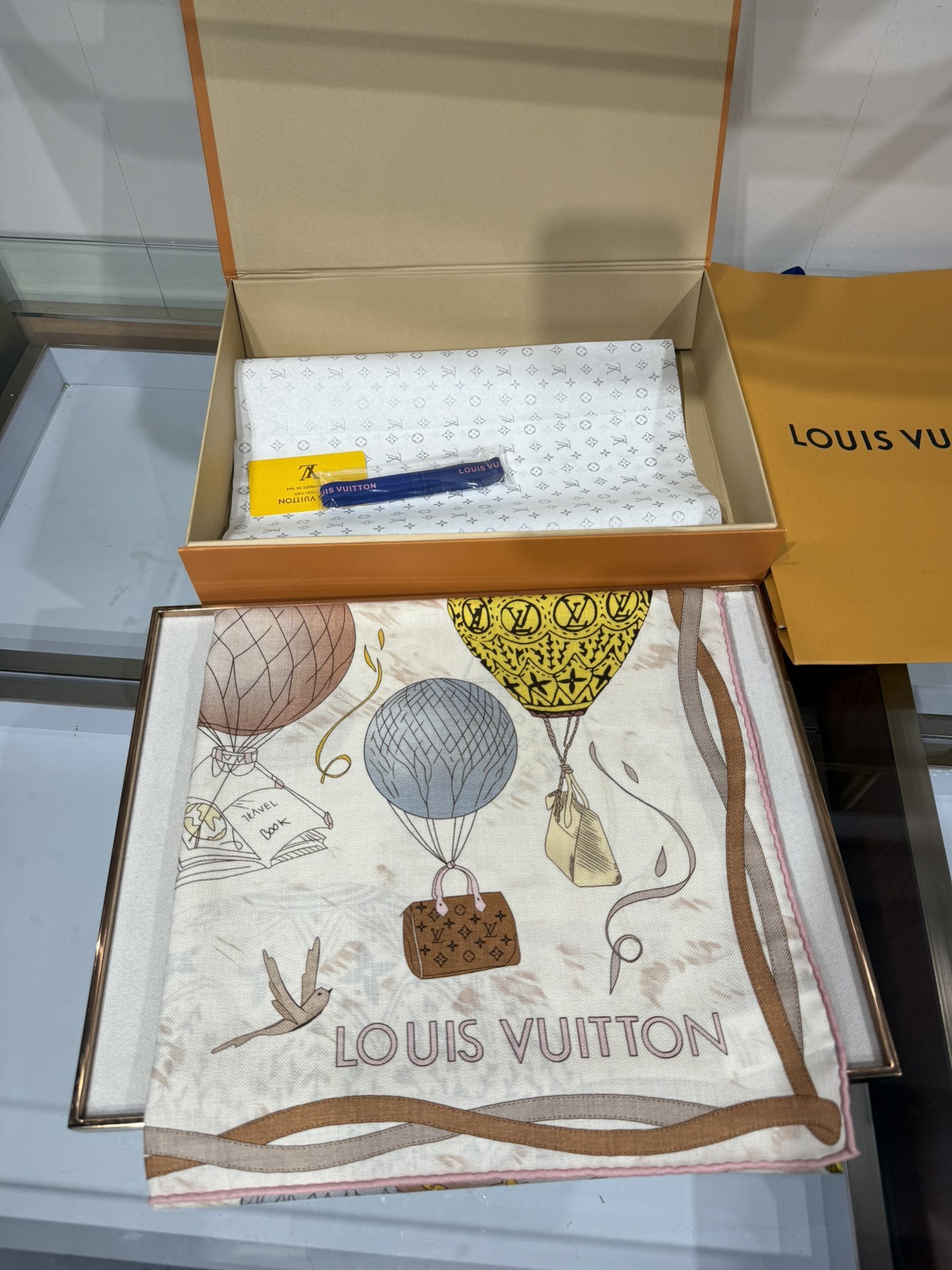 💟2025春款上新L驴家专柜最新款‼️。爆款哦 😘💍实物真心美 🎀披肩配以印花💓💃🏻无论设计喷绘都是非常