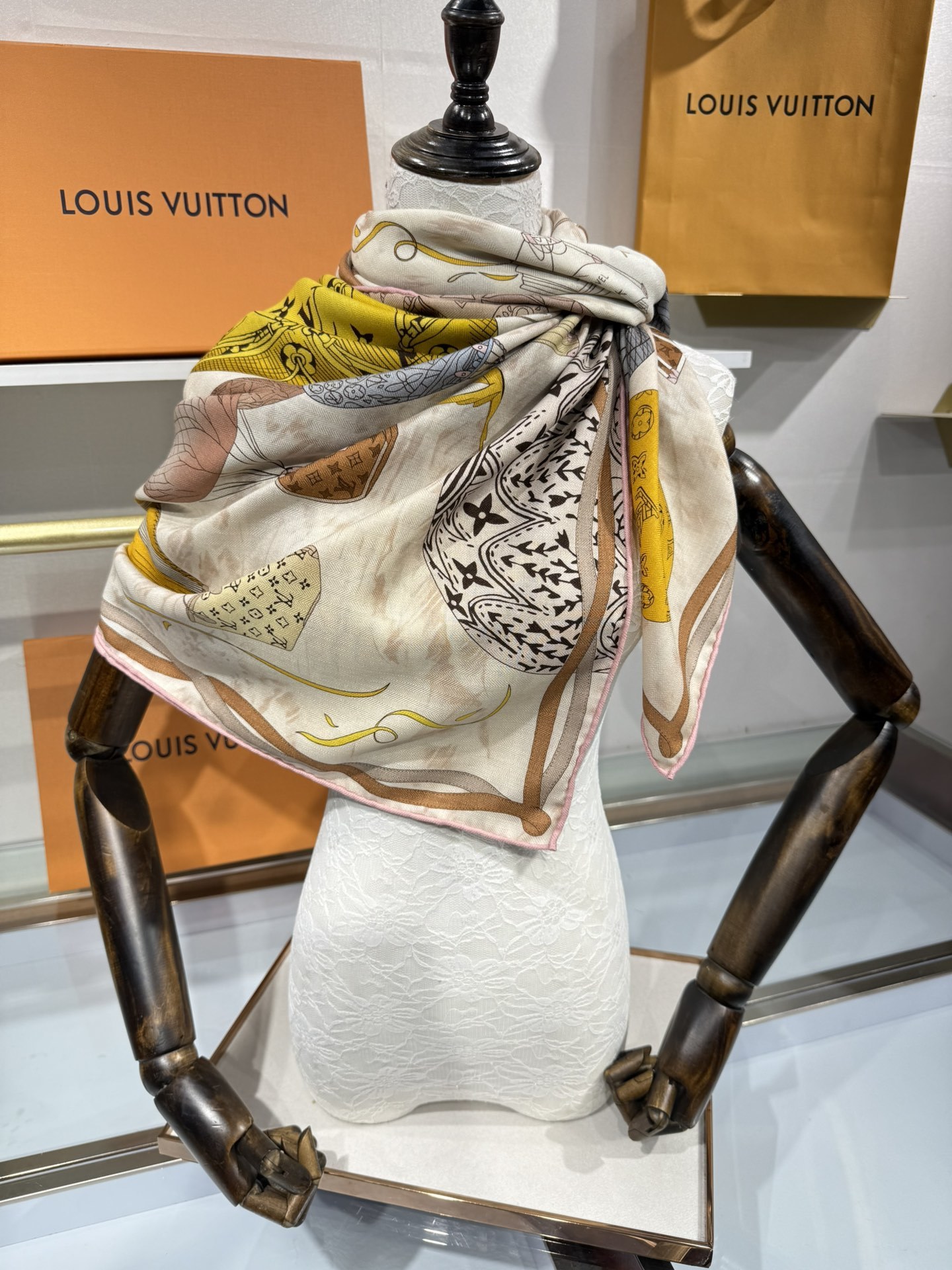 💟2025春款上新L驴家专柜最新款‼️。爆款哦 😘💍实物真心美 🎀披肩配以印花💓💃🏻无论设计喷绘都是非常