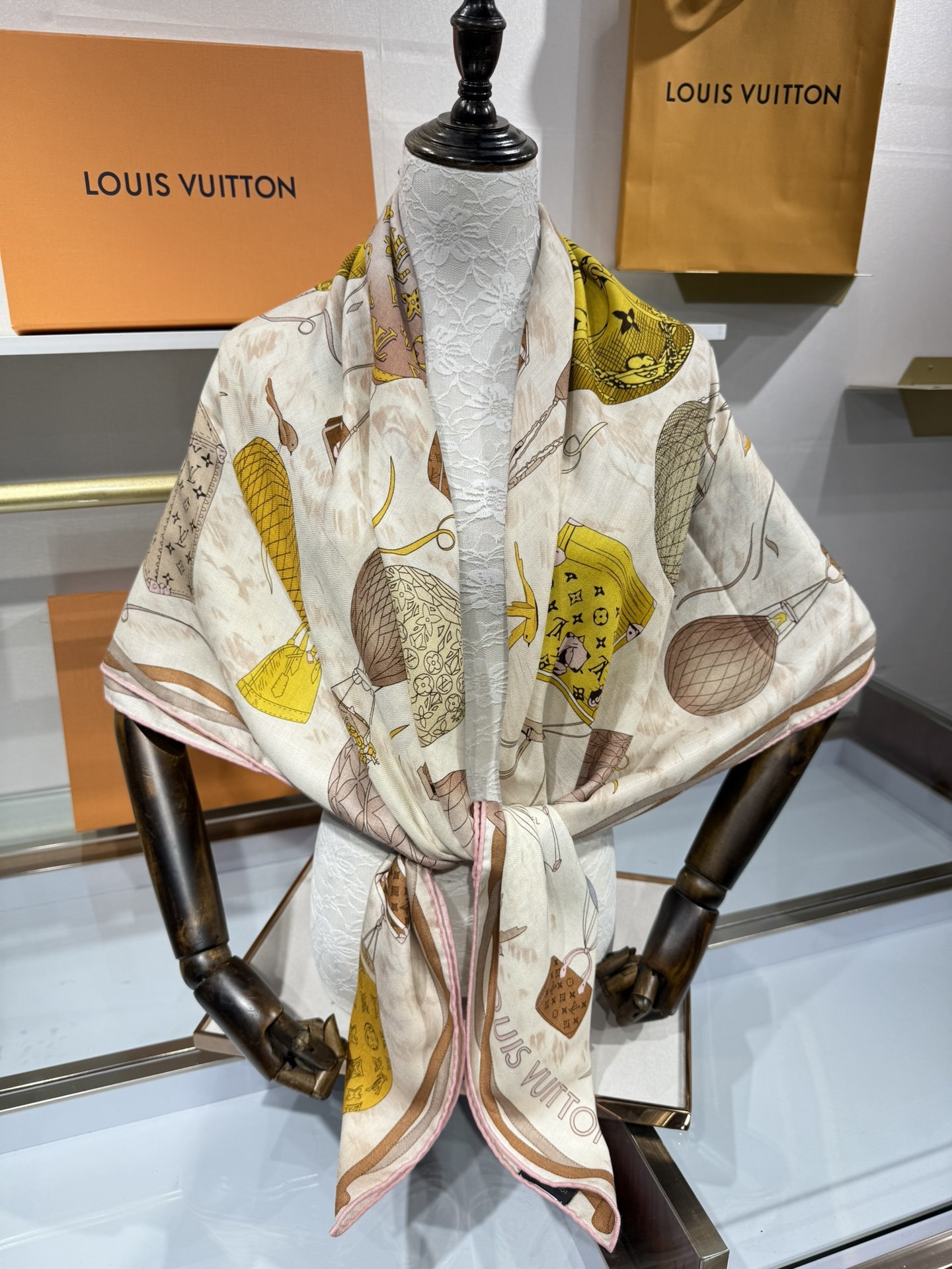 💟2025春款上新L驴家专柜最新款‼️。爆款哦 😘💍实物真心美 🎀披肩配以印花💓💃🏻无论设计喷绘都是非常