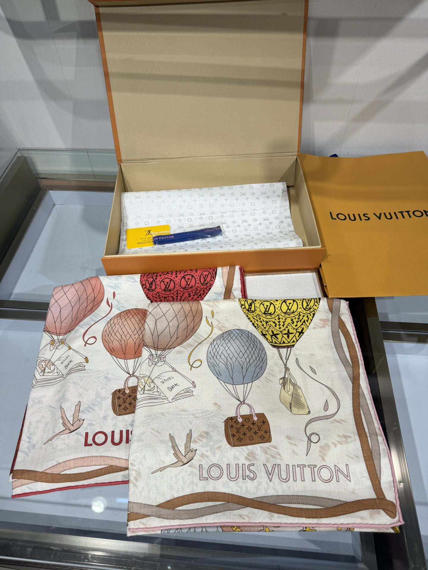 💟2025春款上新L驴家专柜最新款‼️。爆款哦 😘💍实物真心美 🎀披肩配以印花💓💃🏻无论设计喷绘都是非常