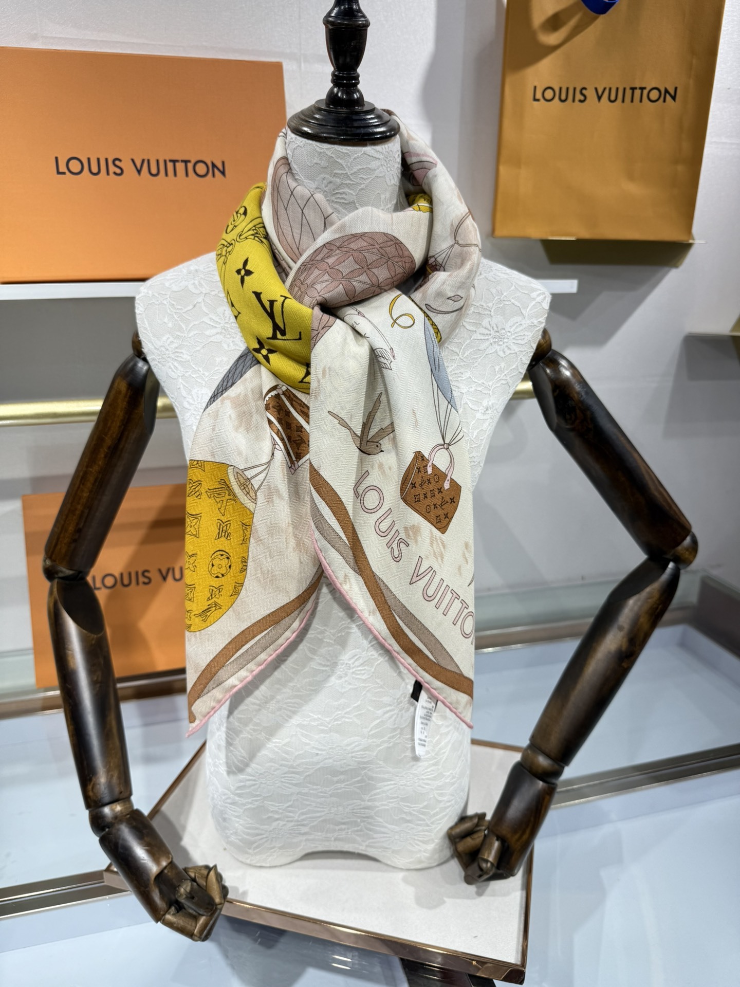 💟2025春款上新L驴家专柜最新款‼️。爆款哦 😘💍实物真心美 🎀披肩配以印花💓💃🏻无论设计喷绘都是非常