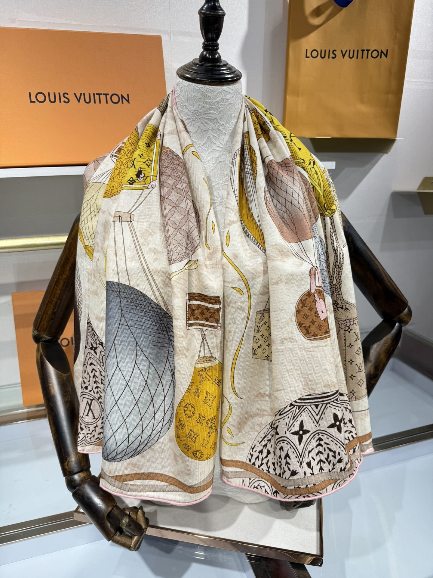 💟2025春款上新L驴家专柜最新款‼️。爆款哦 😘💍实物真心美 🎀披肩配以印花💓💃🏻无论设计喷绘都是非常