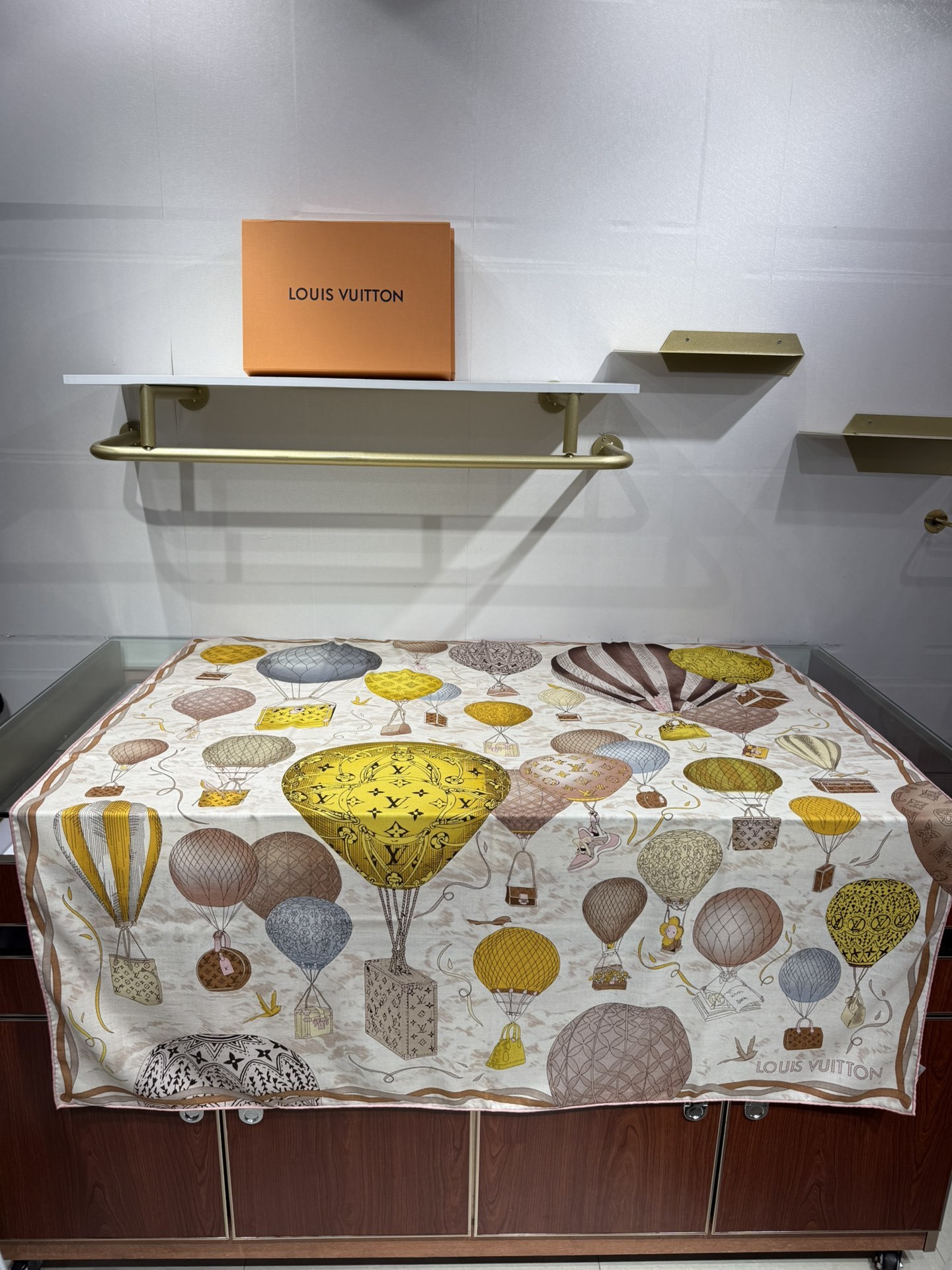 💟2025春款上新L驴家专柜最新款‼️。爆款哦 😘💍实物真心美 🎀披肩配以印花💓💃🏻无论设计喷绘都是非常