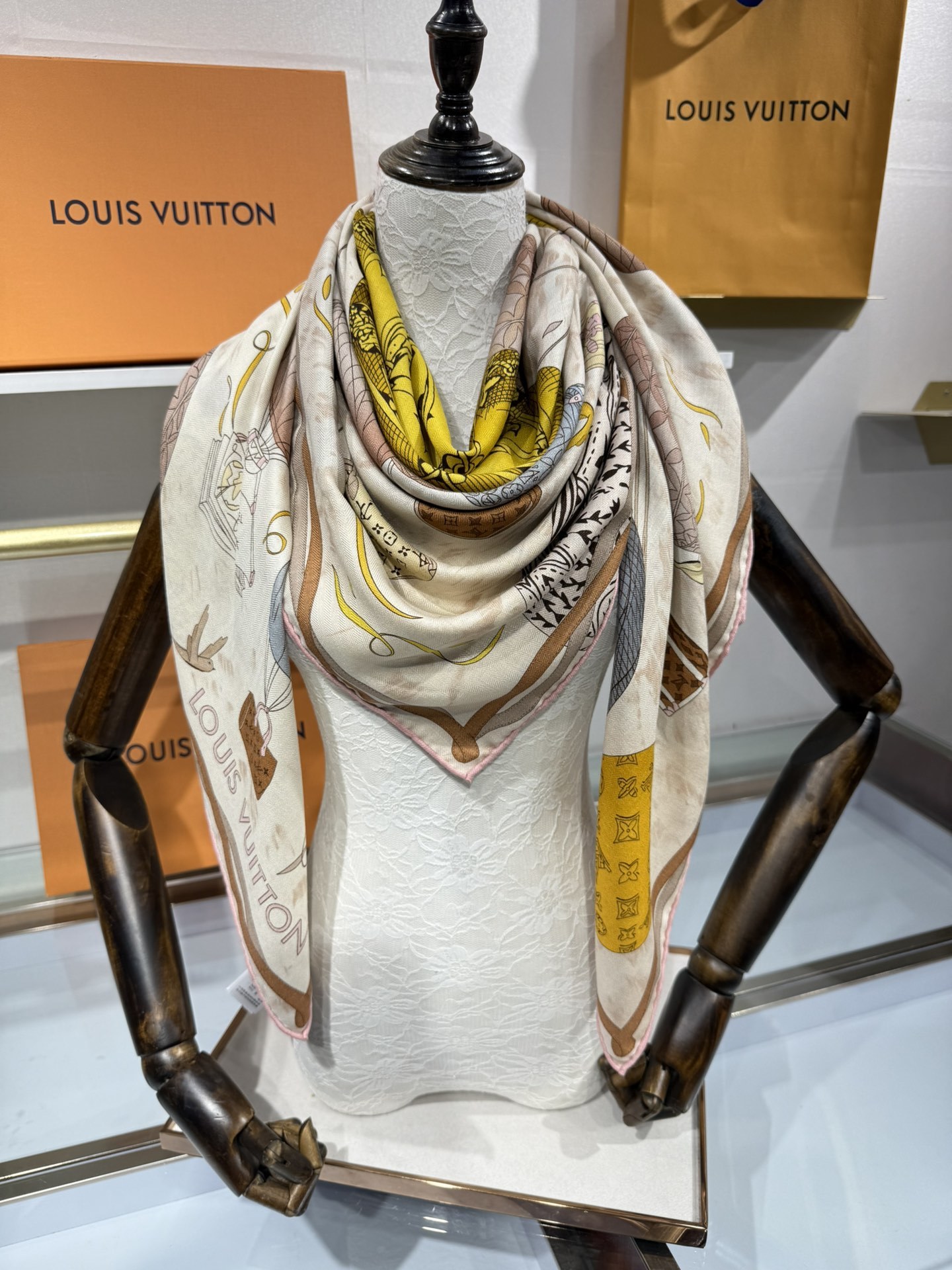 💟2025春款上新L驴家专柜最新款‼️。爆款哦 😘💍实物真心美 🎀披肩配以印花💓💃🏻无论设计喷绘都是非常