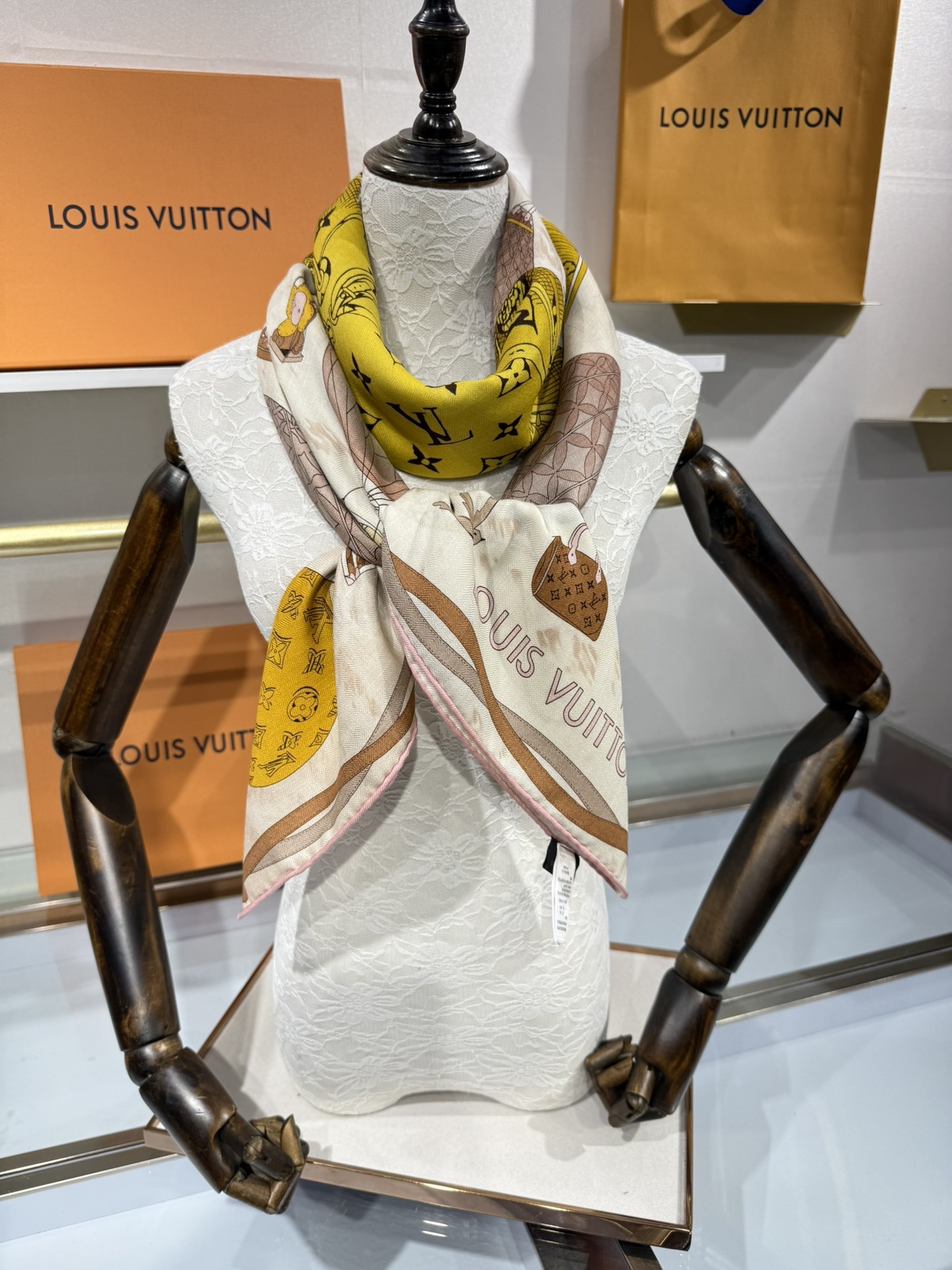 💟2025春款上新L驴家专柜最新款‼️。爆款哦 😘💍实物真心美 🎀披肩配以印花💓💃🏻无论设计喷绘都是非常