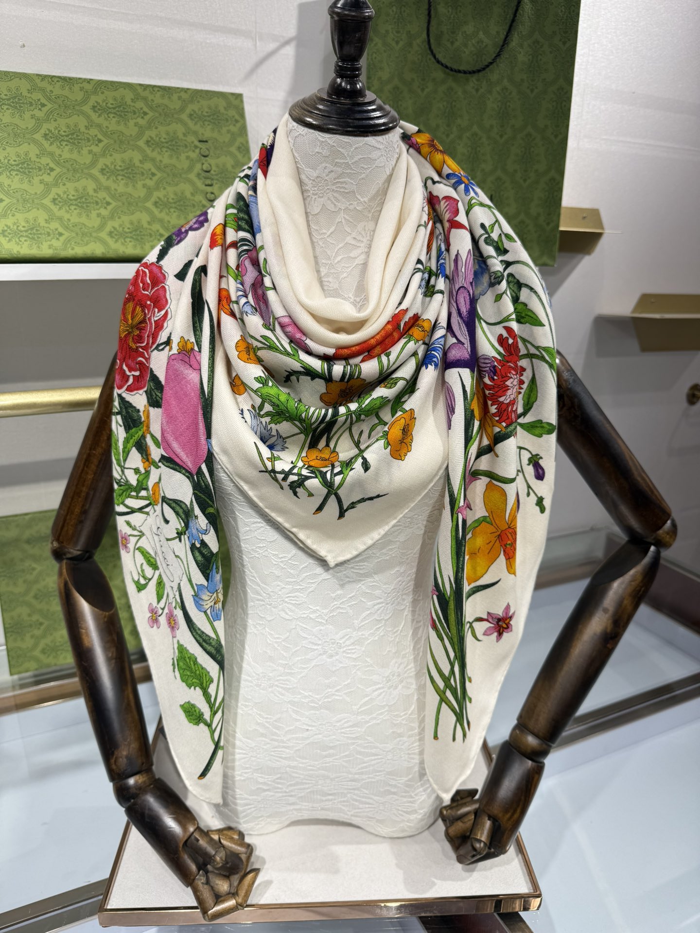 💟❤️新Gucci双面同色花卉羊绒围巾~超级抬气色！高级女人味！】羊绒围巾也能这么美！！！Gucci这款