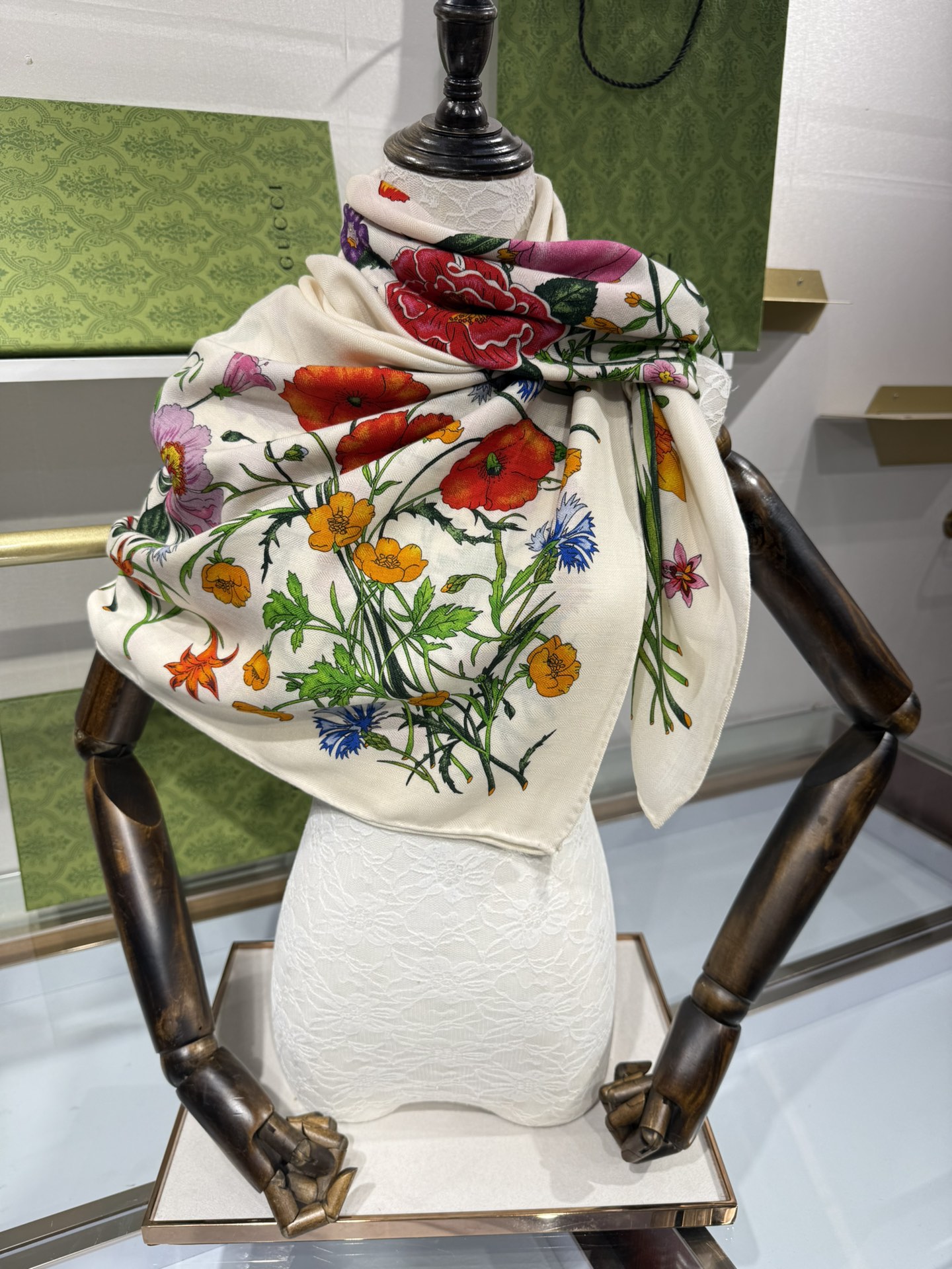 💟❤️新Gucci双面同色花卉羊绒围巾~超级抬气色！高级女人味！】羊绒围巾也能这么美！！！Gucci这款