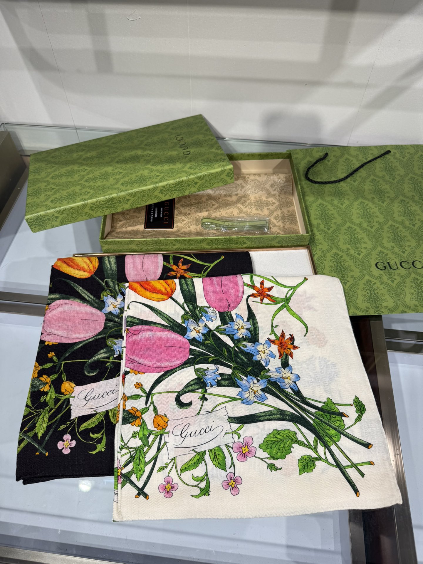 💟❤️新Gucci双面同色花卉羊绒围巾~超级抬气色！高级女人味！】羊绒围巾也能这么美！！！Gucci这款