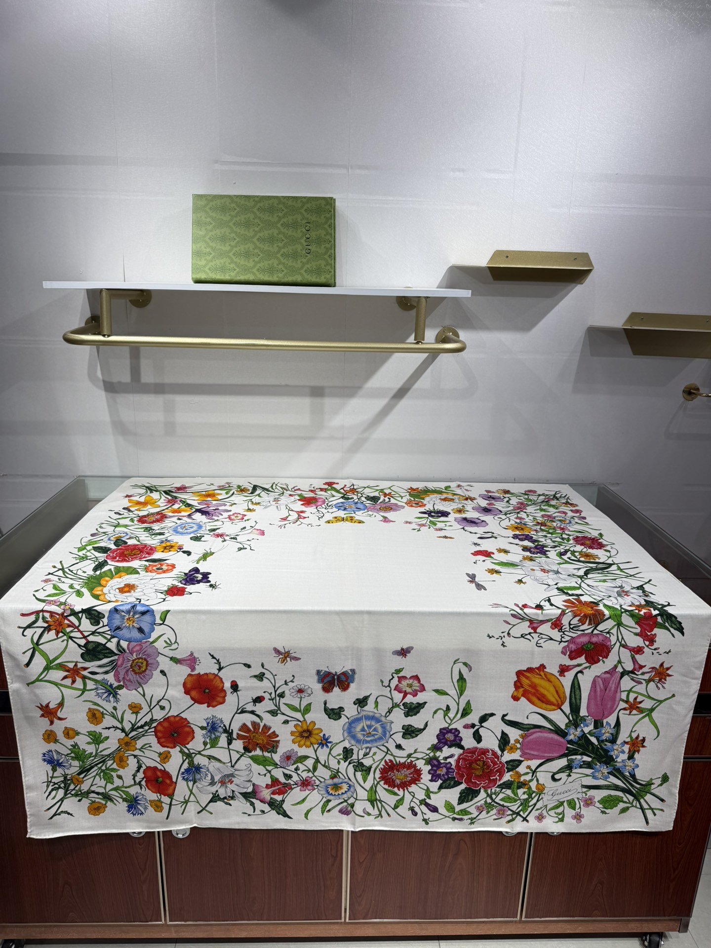 💟❤️新Gucci双面同色花卉羊绒围巾~超级抬气色！高级女人味！】羊绒围巾也能这么美！！！Gucci这款