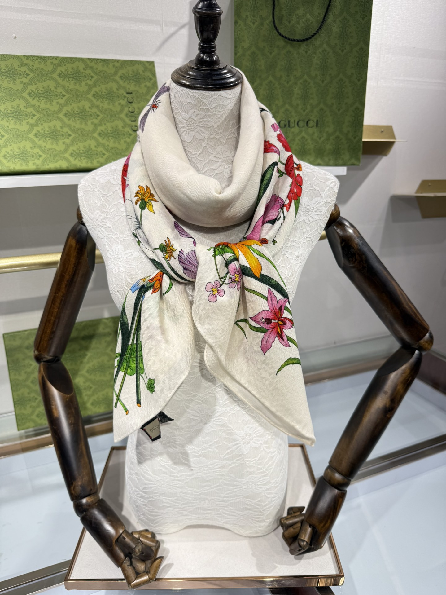 💟❤️新Gucci双面同色花卉羊绒围巾~超级抬气色！高级女人味！】羊绒围巾也能这么美！！！Gucci这款