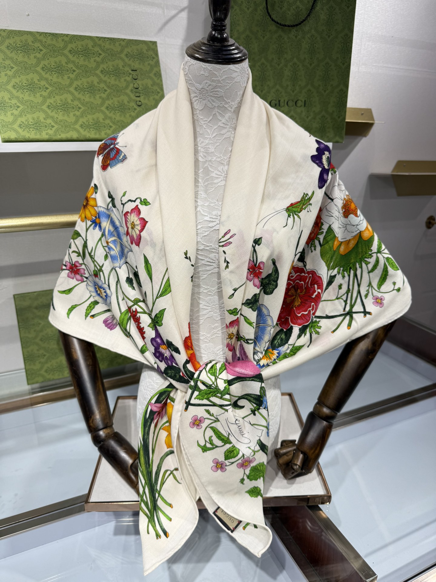 💟❤️新Gucci双面同色花卉羊绒围巾~超级抬气色！高级女人味！】羊绒围巾也能这么美！！！Gucci这款