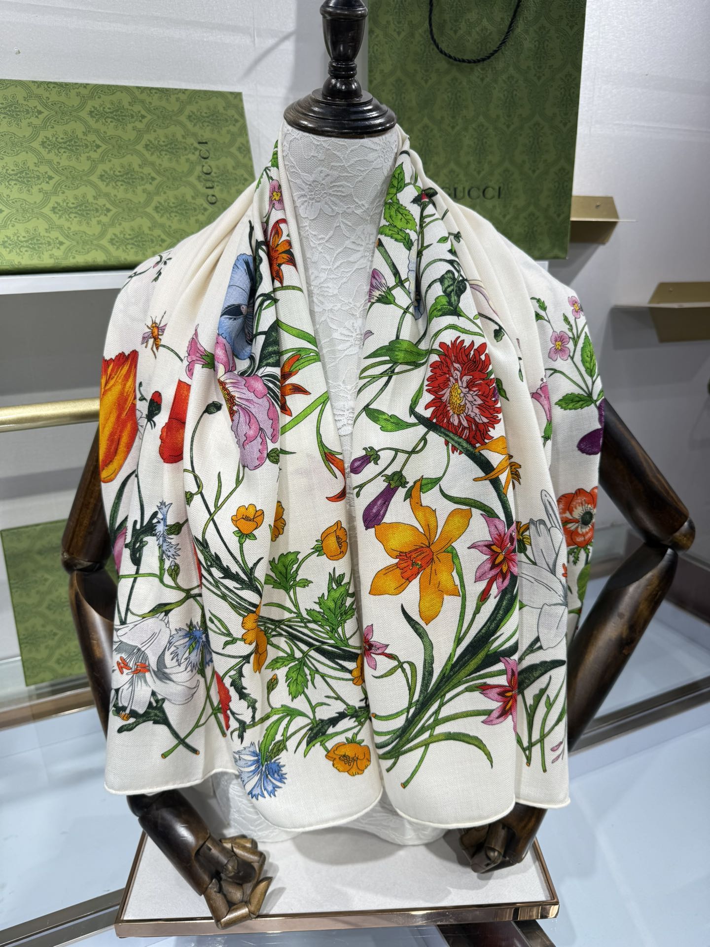 💟❤️新Gucci双面同色花卉羊绒围巾~超级抬气色！高级女人味！】羊绒围巾也能这么美！！！Gucci这款