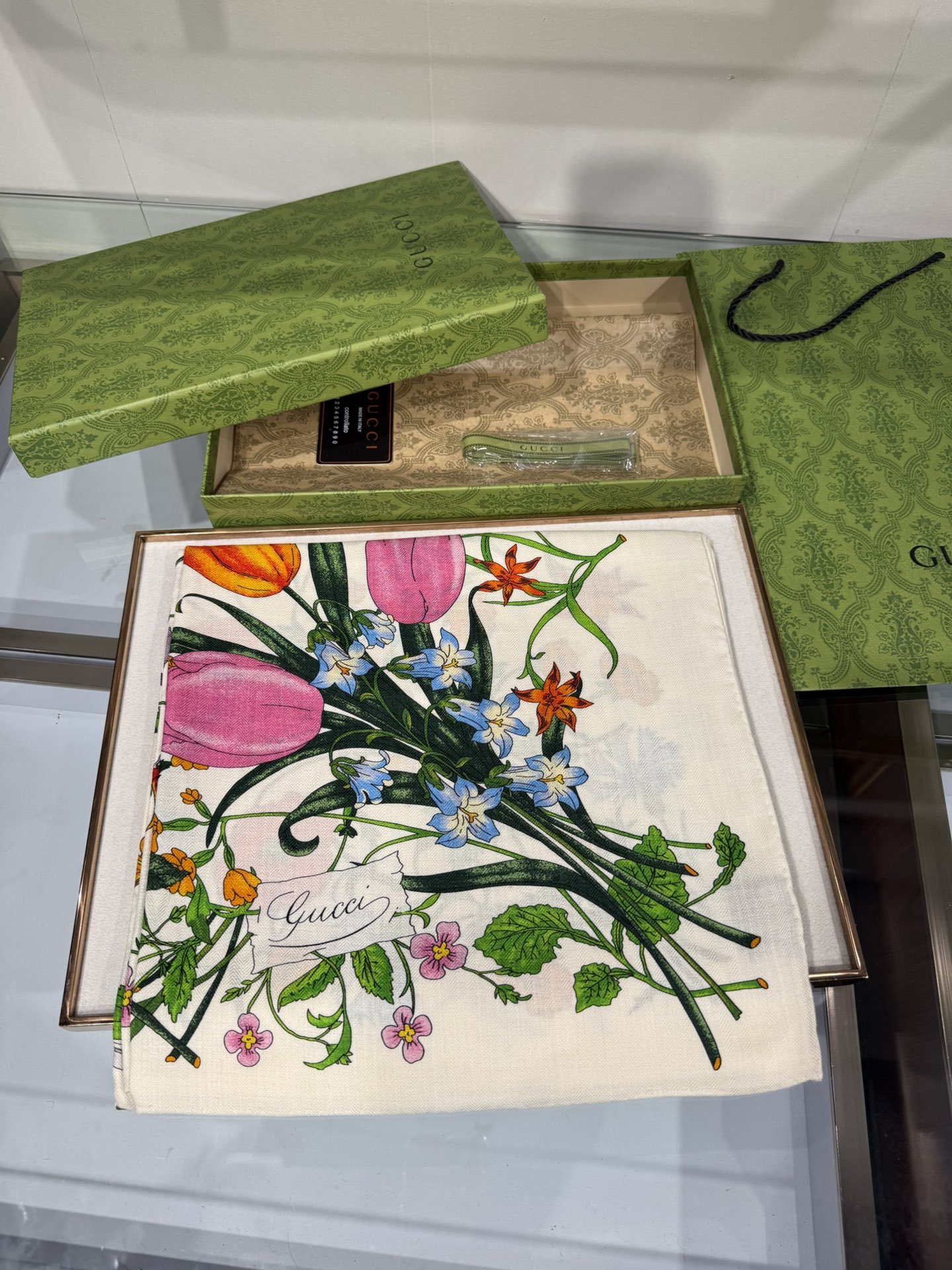💟❤️新Gucci双面同色花卉羊绒围巾~超级抬气色！高级女人味！】羊绒围巾也能这么美！！！Gucci这款