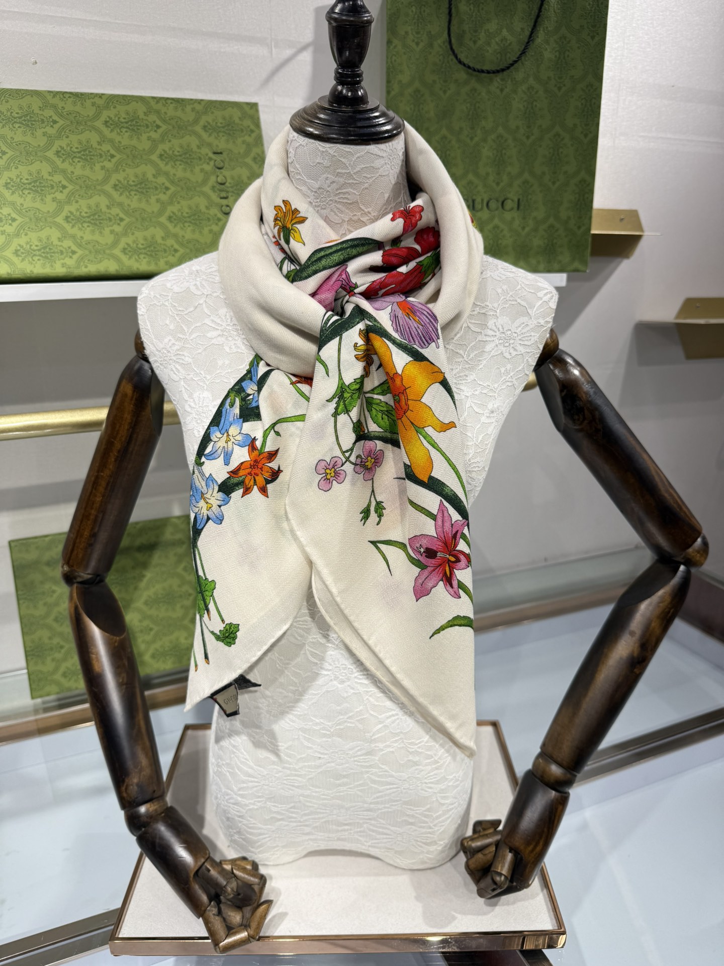 💟❤️新Gucci双面同色花卉羊绒围巾~超级抬气色！高级女人味！】羊绒围巾也能这么美！！！Gucci这款