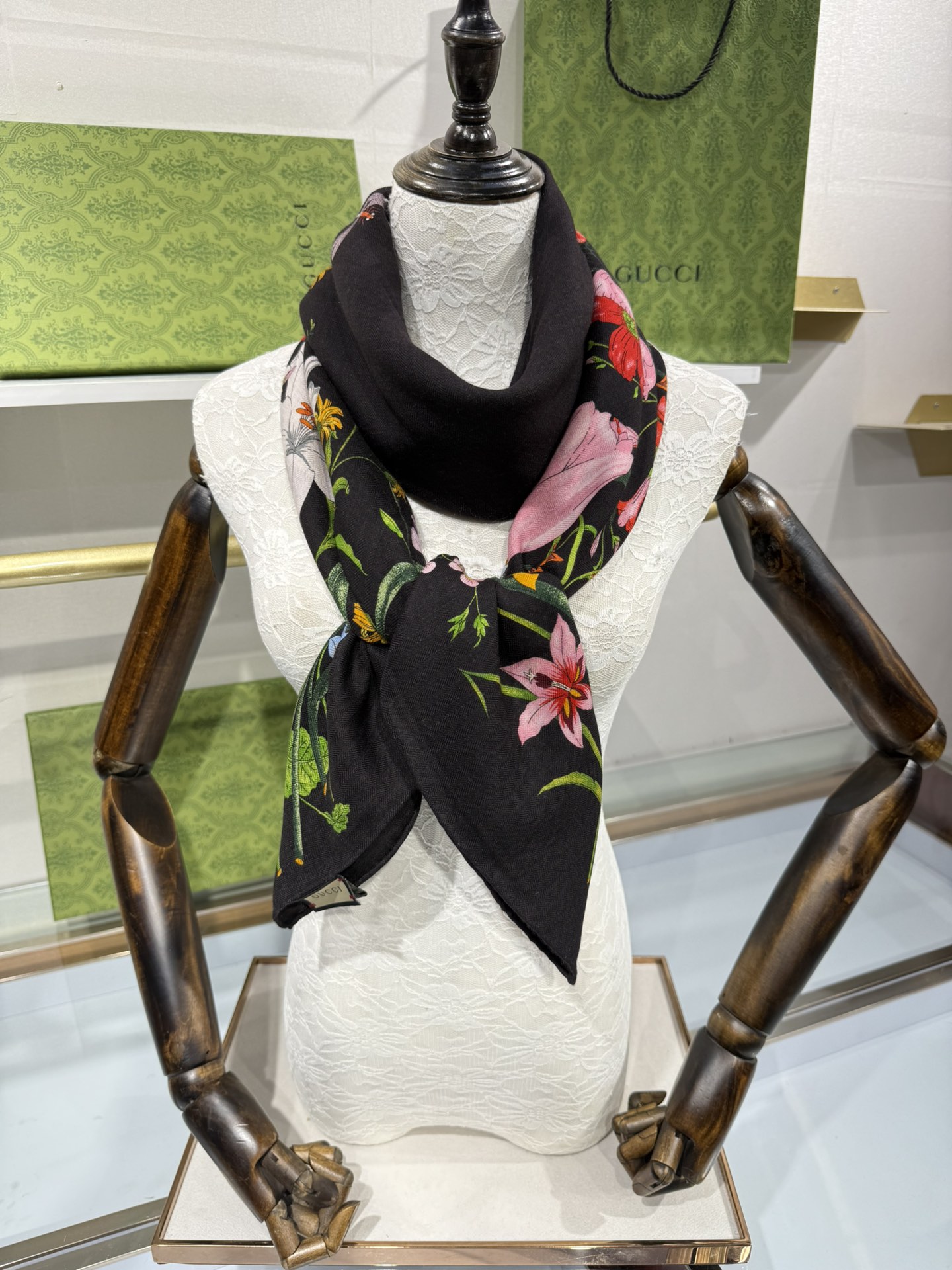 💟❤️新Gucci双面同色花卉羊绒围巾~超级抬气色！高级女人味！】羊绒围巾也能这么美！！！Gucci这款