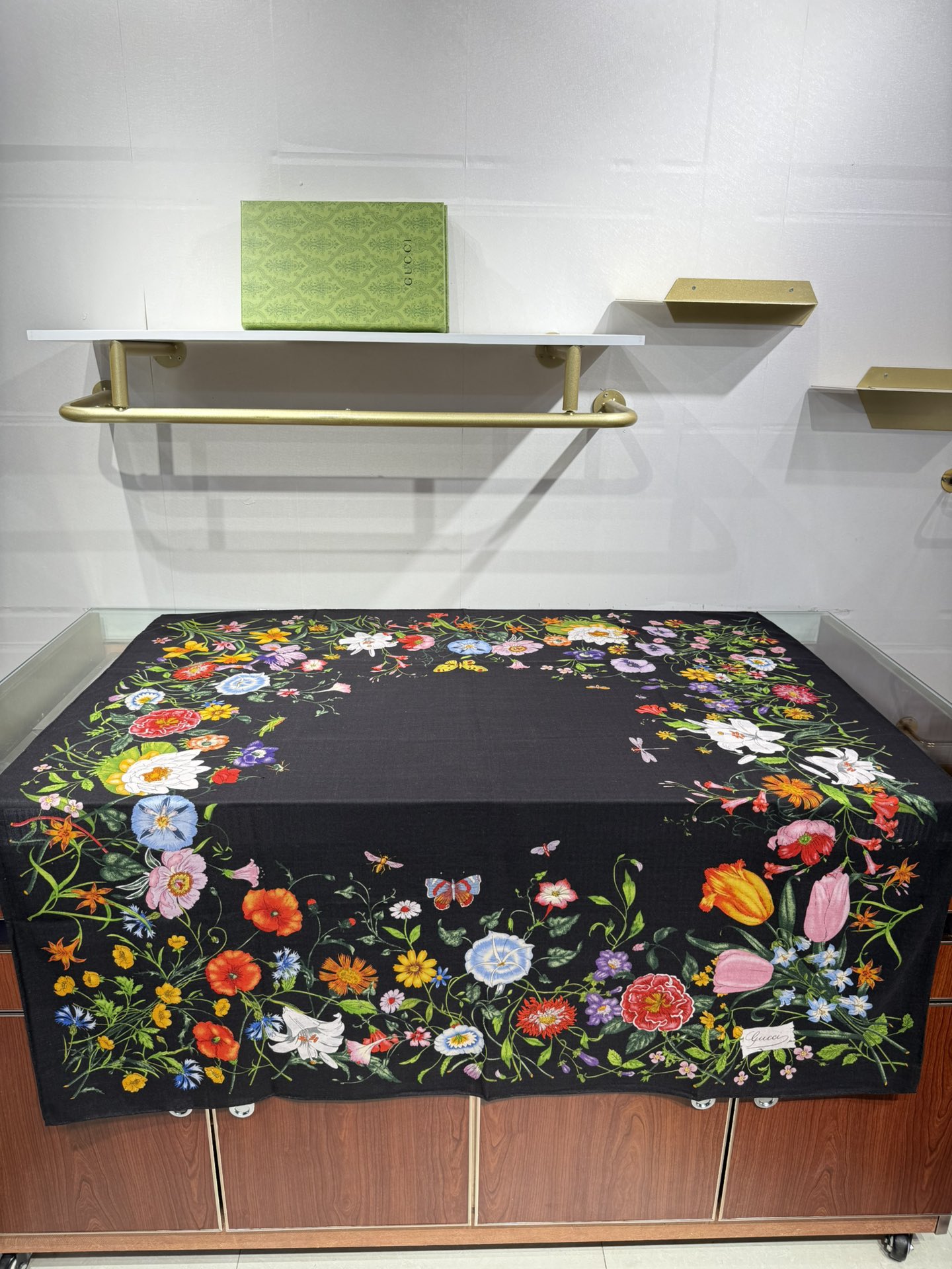 💟❤️新Gucci双面同色花卉羊绒围巾~超级抬气色！高级女人味！】羊绒围巾也能这么美！！！Gucci这款