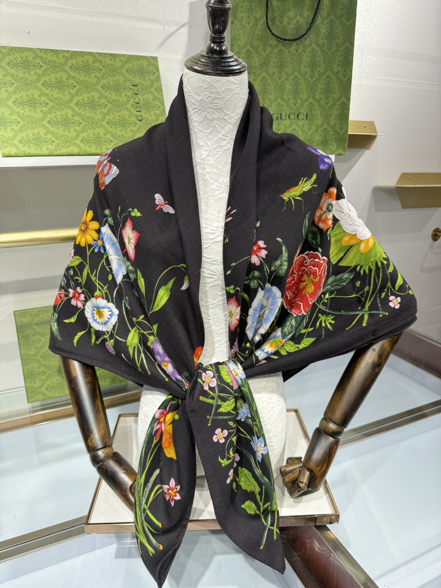 💟❤️新Gucci双面同色花卉羊绒围巾~超级抬气色！高级女人味！】羊绒围巾也能这么美！！！Gucci这款