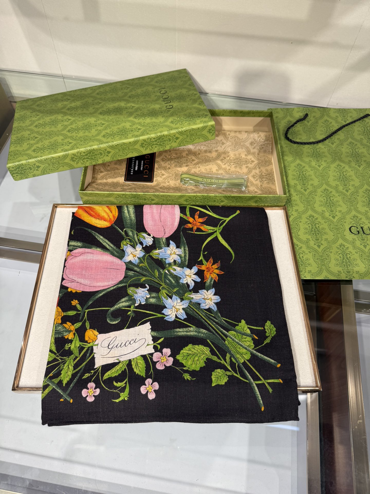 💟❤️新Gucci双面同色花卉羊绒围巾~超级抬气色！高级女人味！】羊绒围巾也能这么美！！！Gucci这款