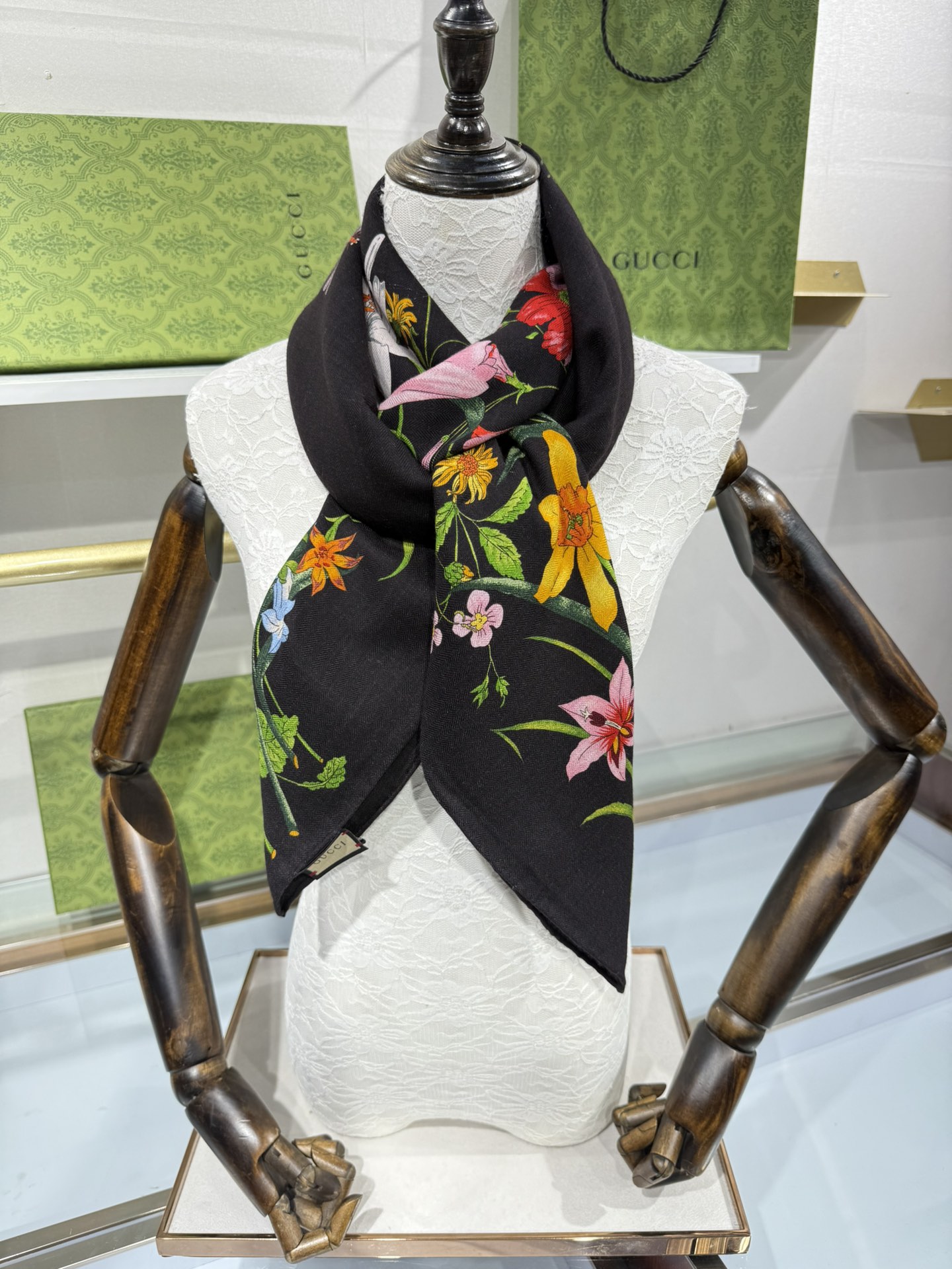 💟❤️新Gucci双面同色花卉羊绒围巾~超级抬气色！高级女人味！】羊绒围巾也能这么美！！！Gucci这款