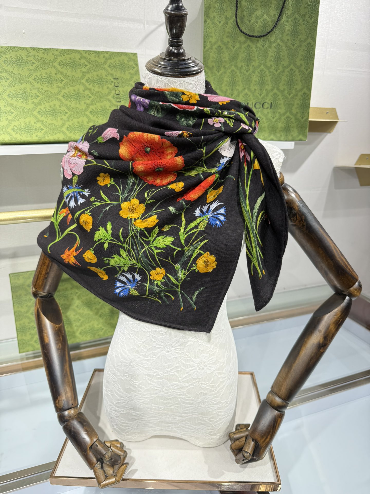 💟❤️新Gucci双面同色花卉羊绒围巾~超级抬气色！高级女人味！】羊绒围巾也能这么美！！！Gucci这款