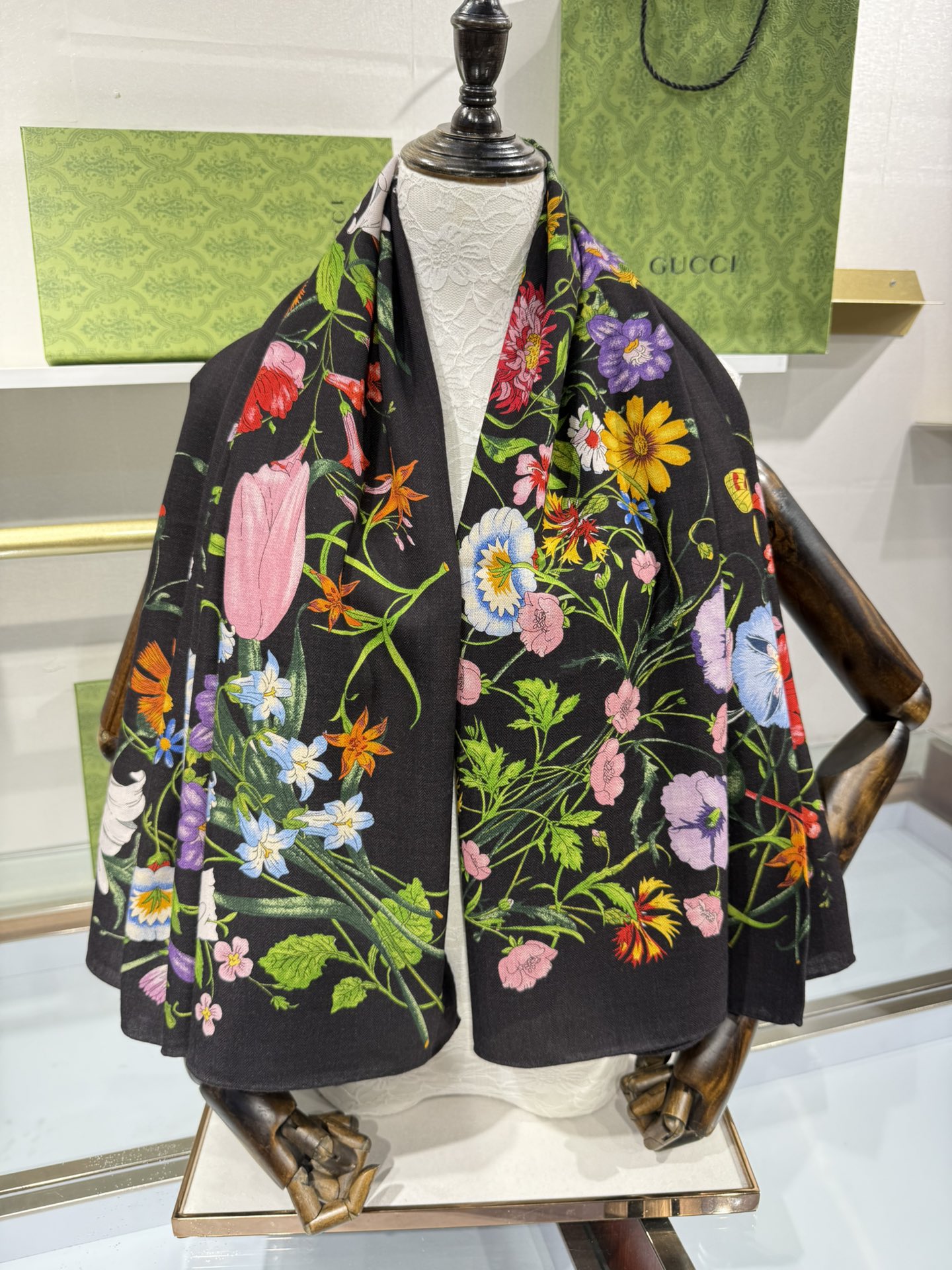 💟❤️新Gucci双面同色花卉羊绒围巾~超级抬气色！高级女人味！】羊绒围巾也能这么美！！！Gucci这款