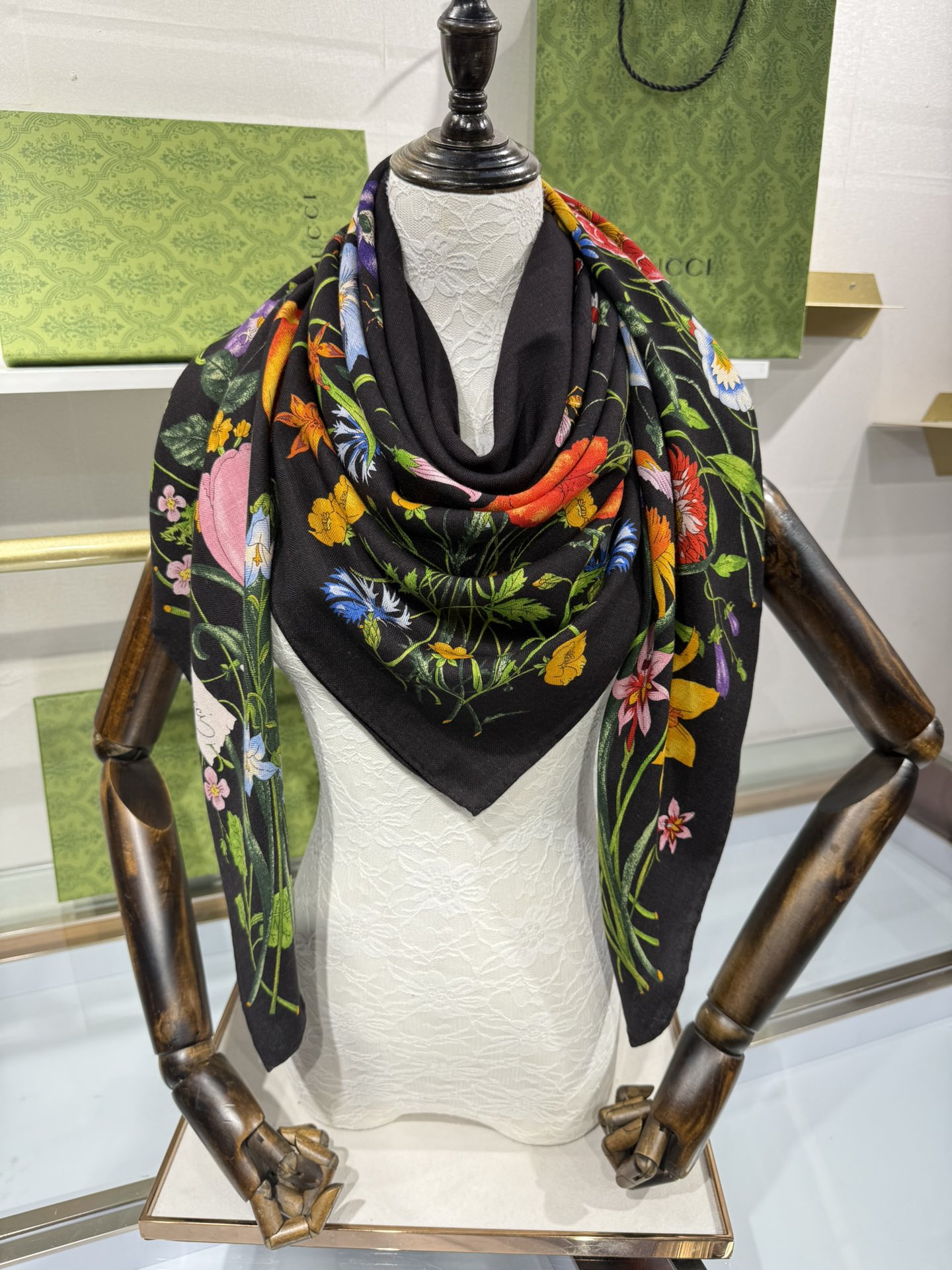 💟❤️新Gucci双面同色花卉羊绒围巾~超级抬气色！高级女人味！】羊绒围巾也能这么美！！！Gucci这款