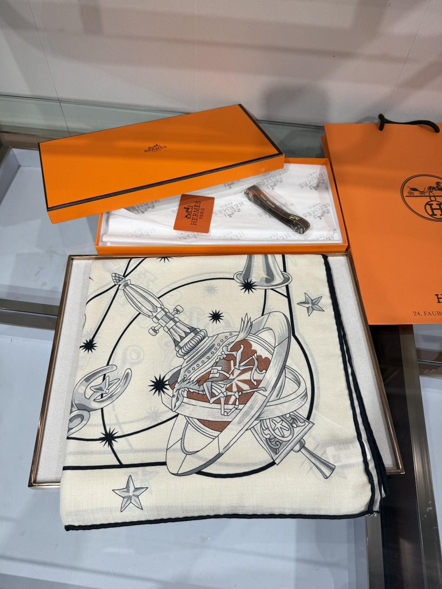 💟2025年秋冬款上新💞【双面同色丝毛方巾】手工卷边山羊绒和真丝混纺披肩（70%山羊绒，30%桑蚕丝）这