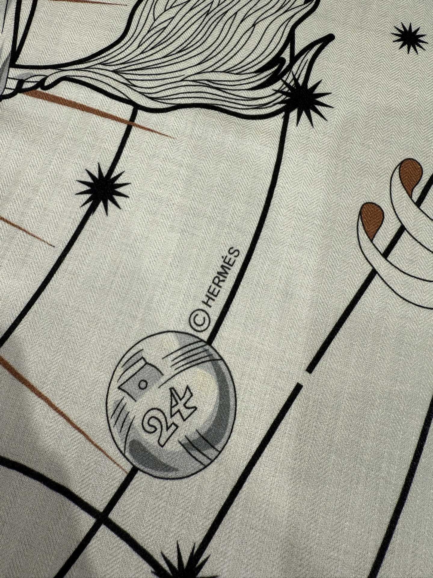 💟2025年秋冬款上新💞【双面同色丝毛方巾】手工卷边山羊绒和真丝混纺披肩(70%山羊绒,30%桑蚕丝)这